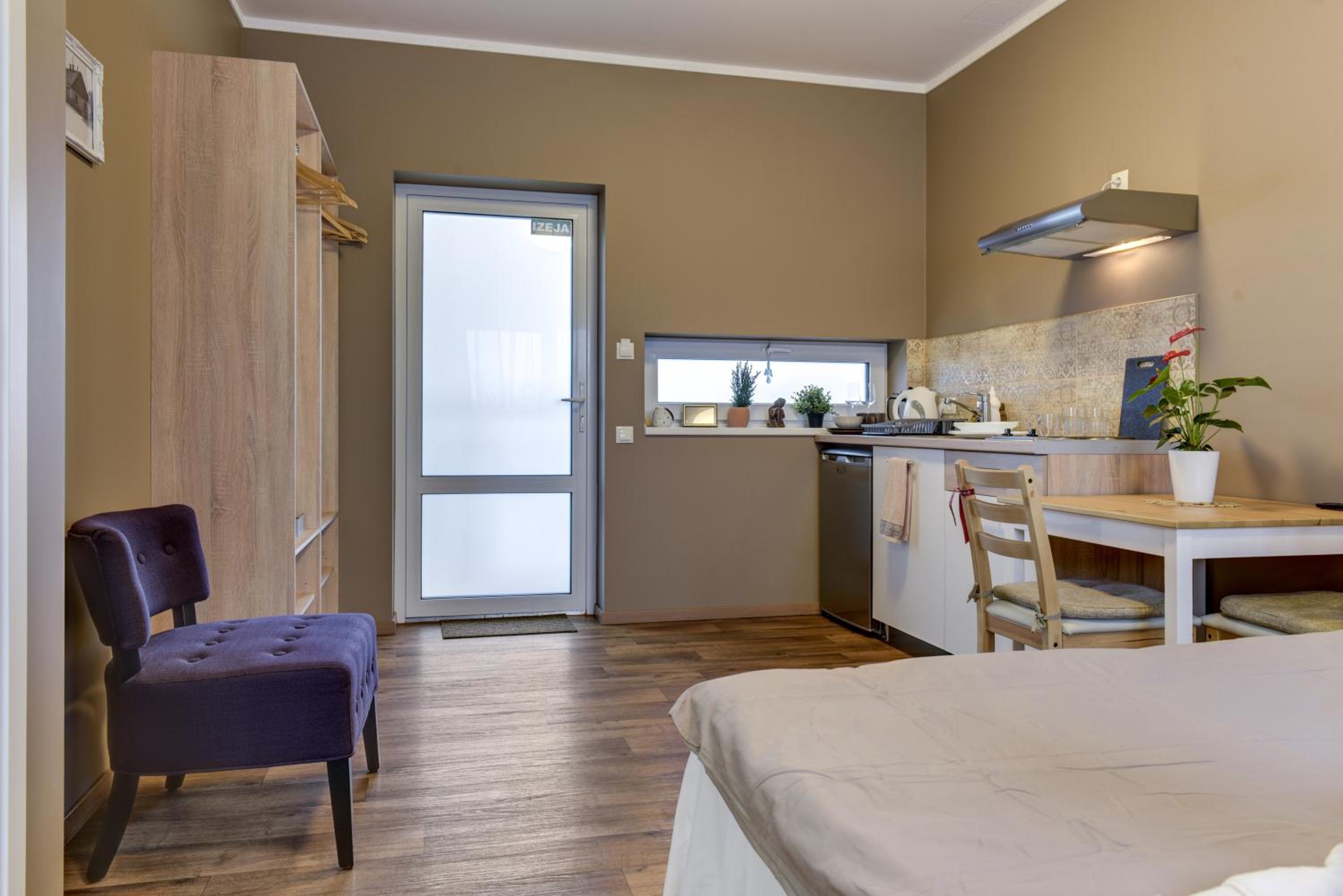 Double or Twin Room with Shower - Photo 6