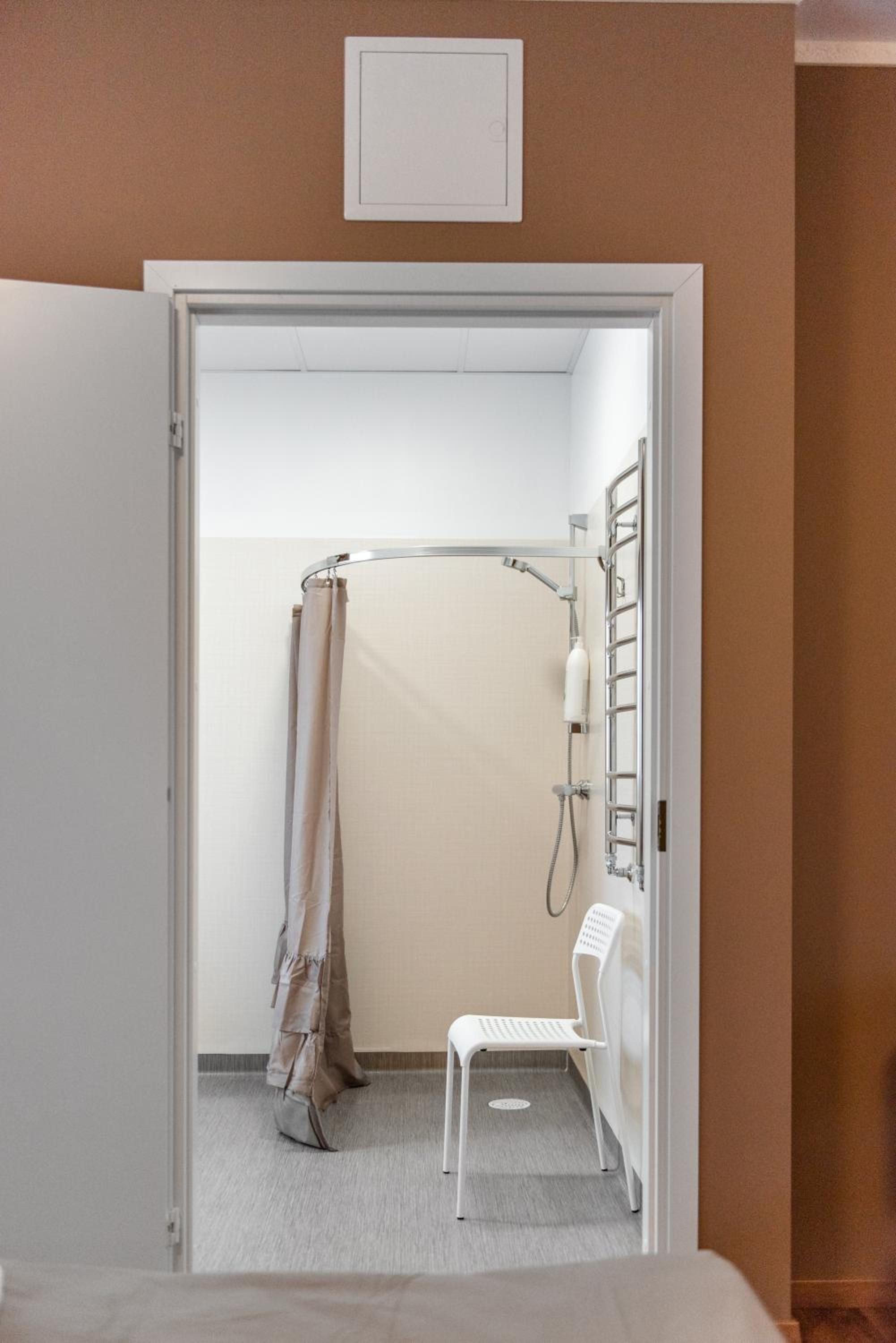 Double or Twin Room with Shower - Photo 3