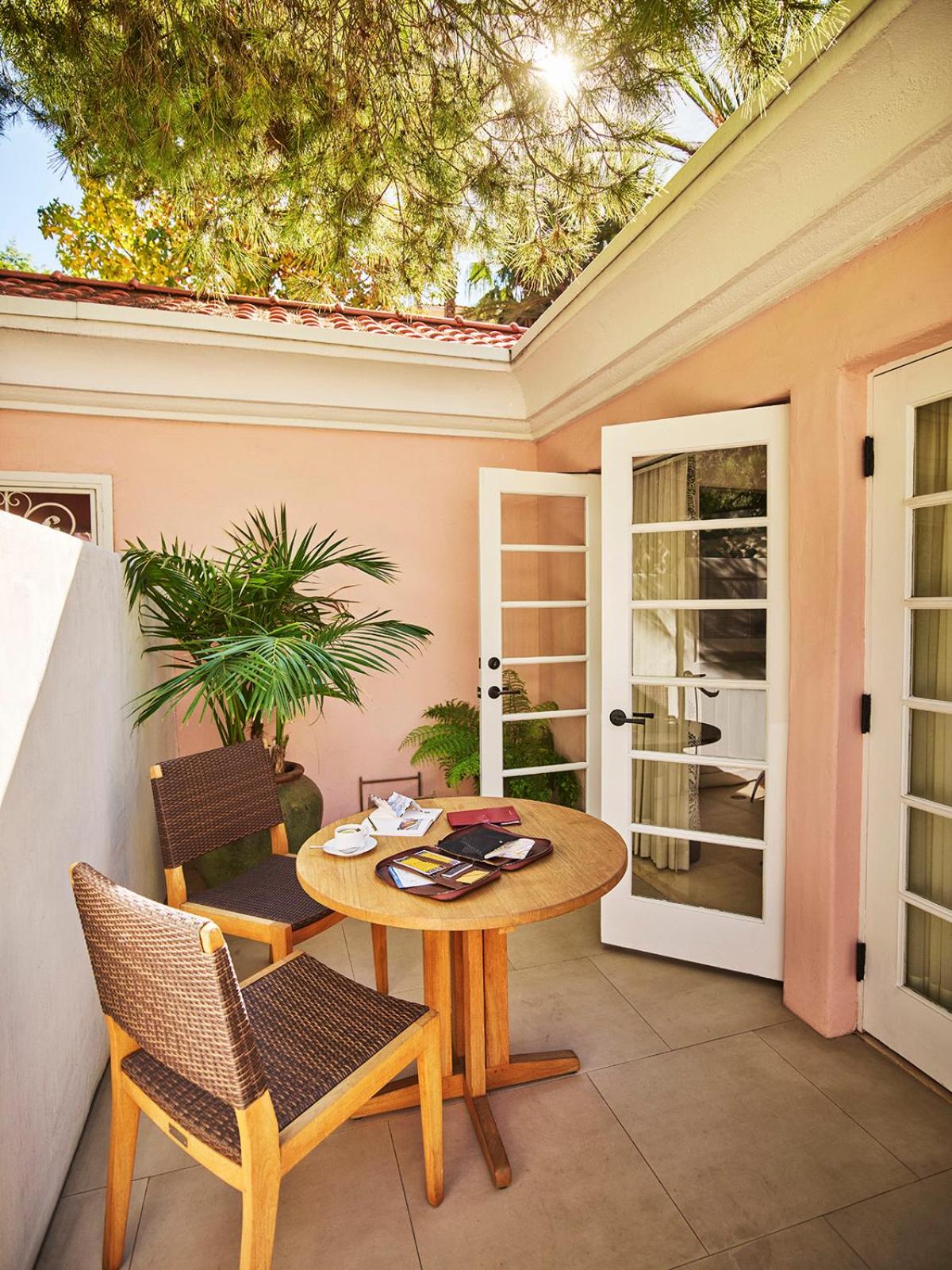 Grand Deluxe Room with Patio and Fireplace thumbnail 5
