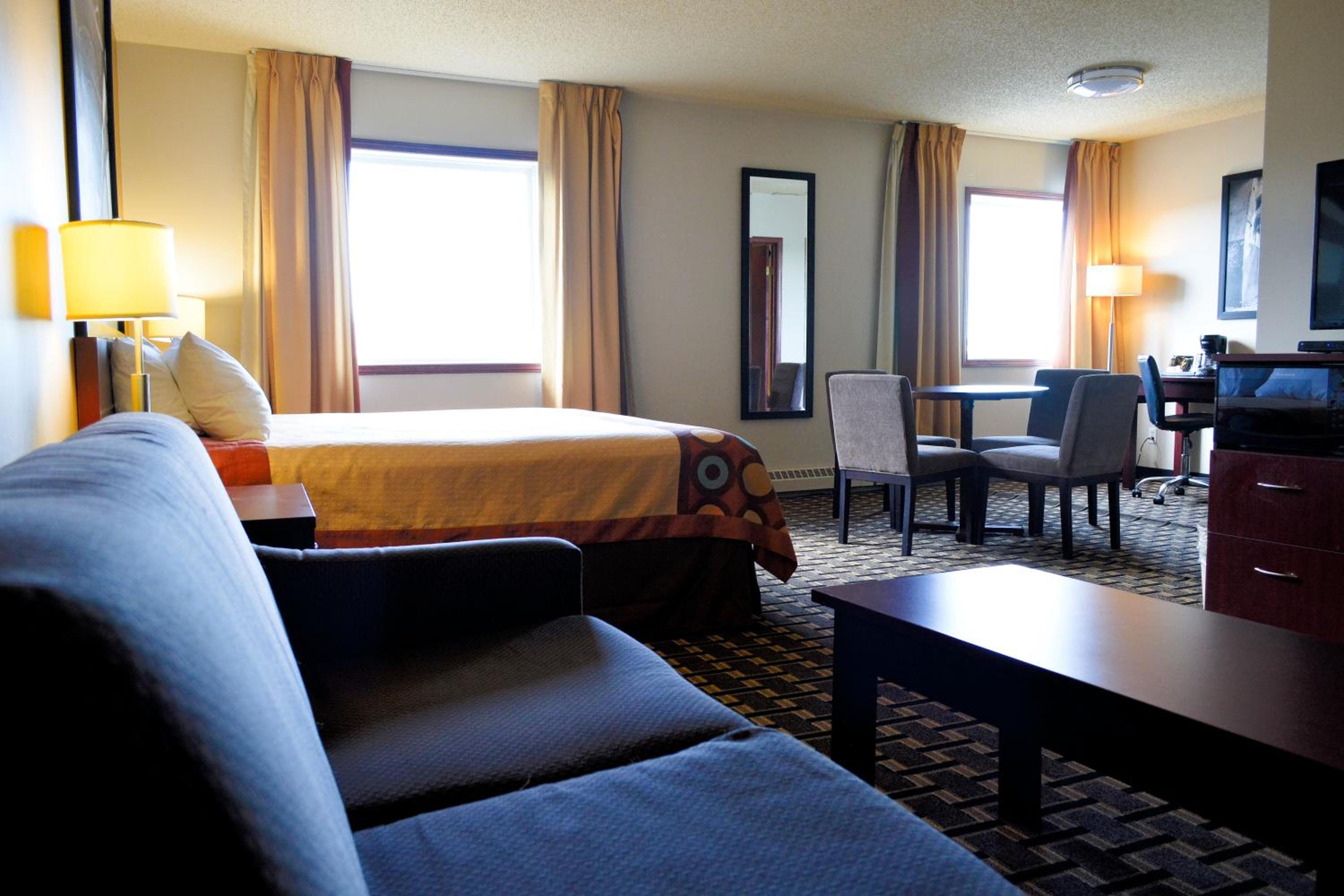 1 King Bed, Studio Suite, Non-Smoking photo 3