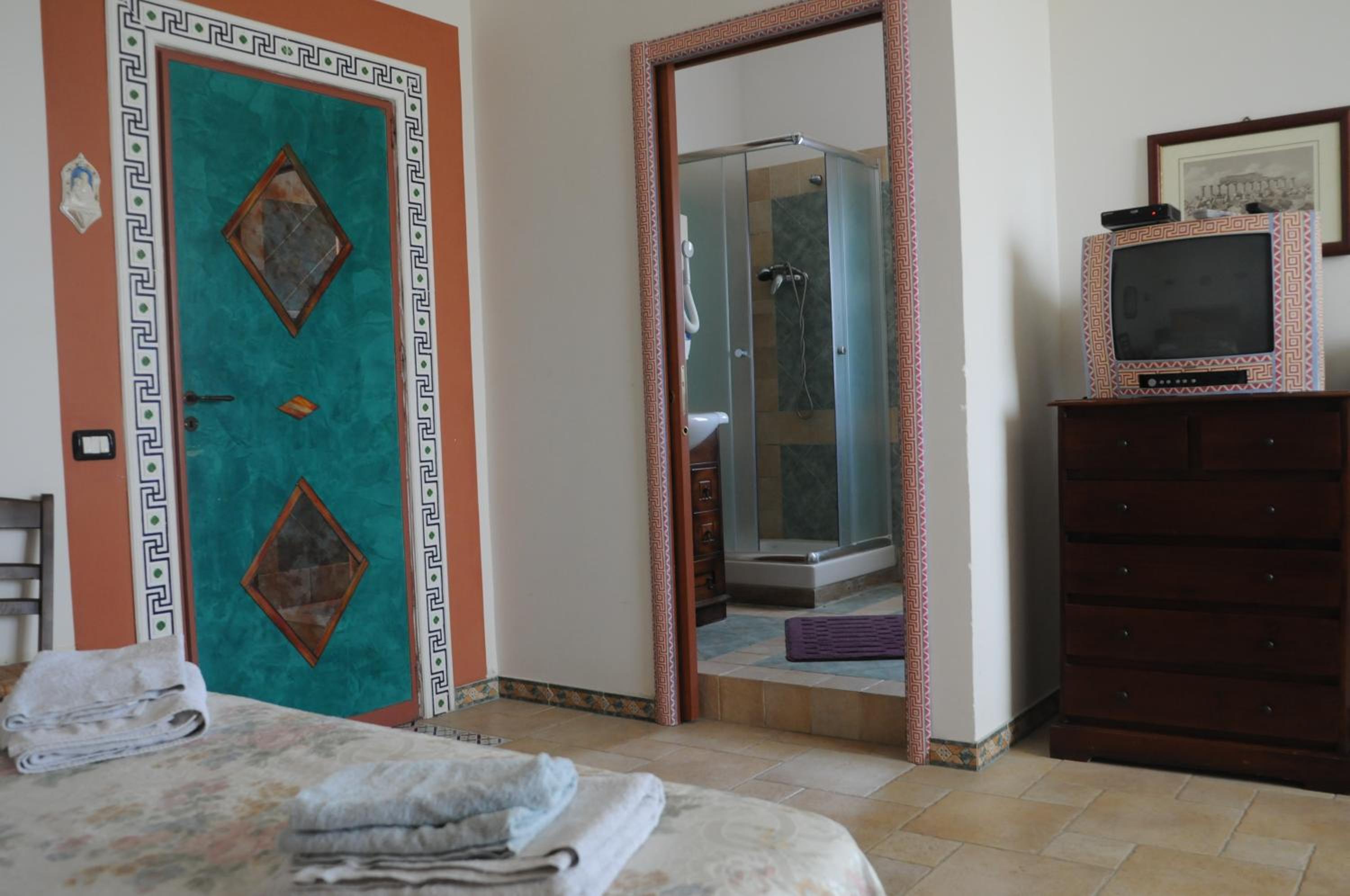 Double or Twin Room - Photo 4
