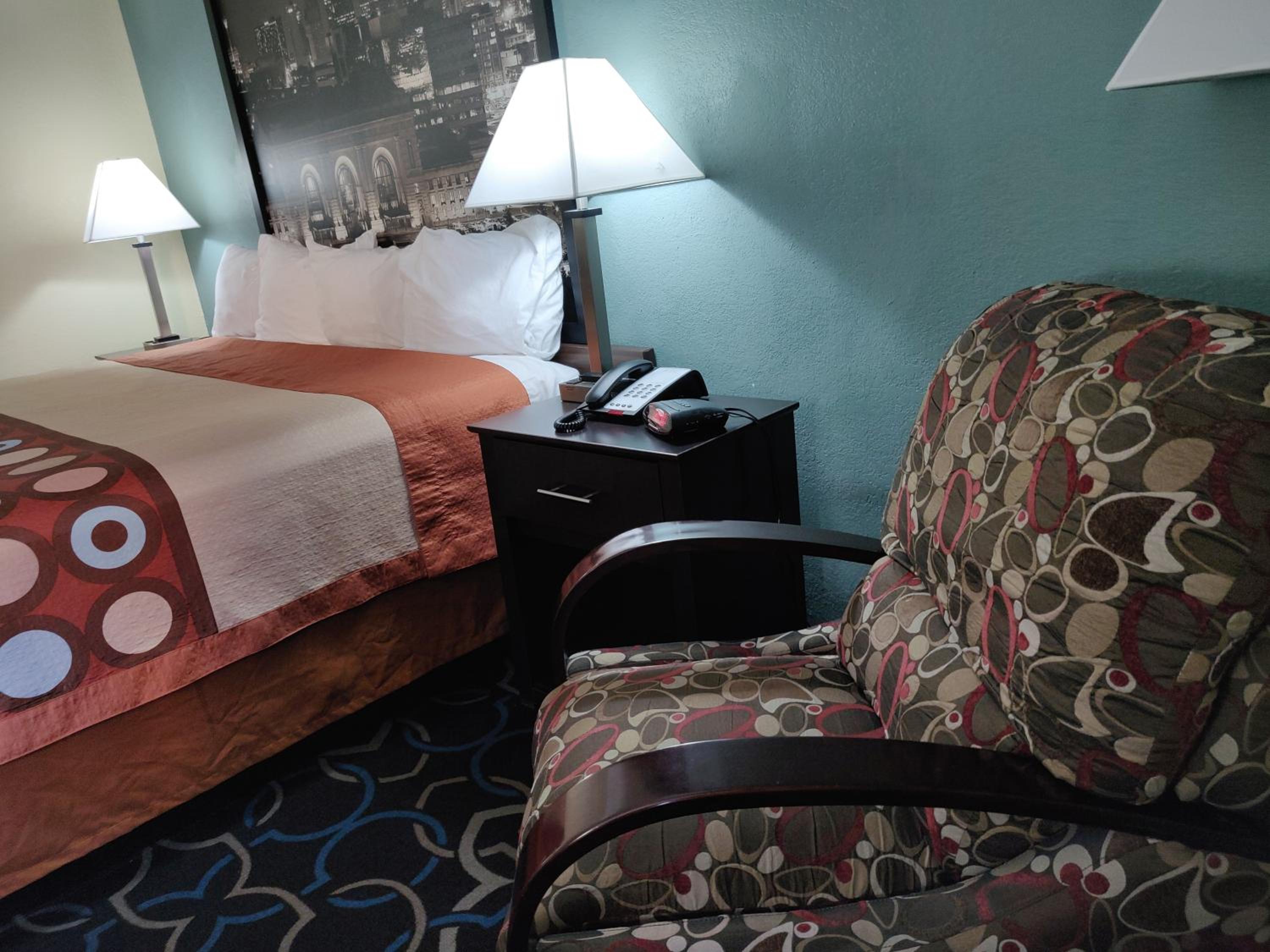 King Room - Non-Smoking - Photo 7