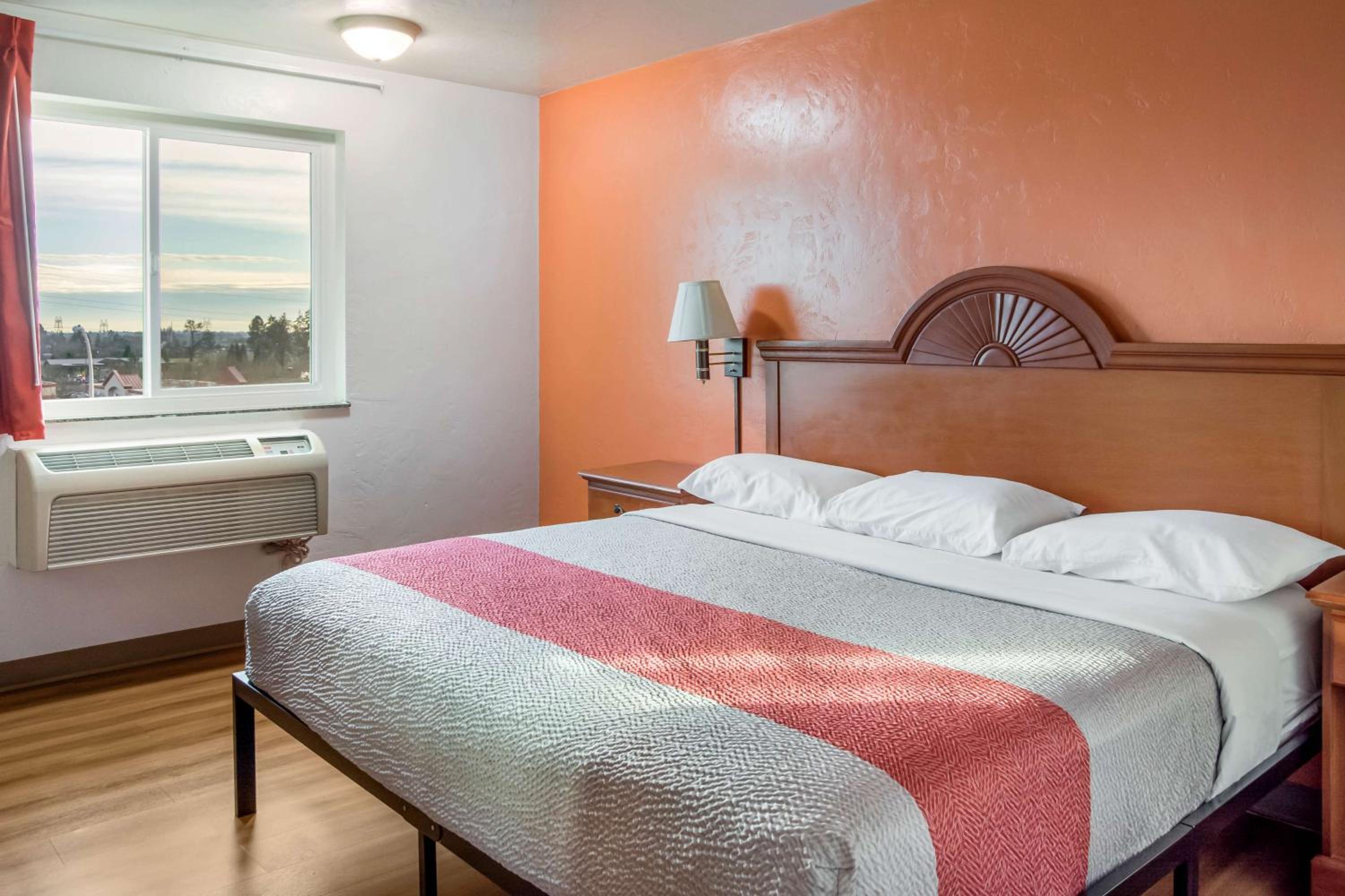 Deluxe King Room - Non-Smoking - Photo 1