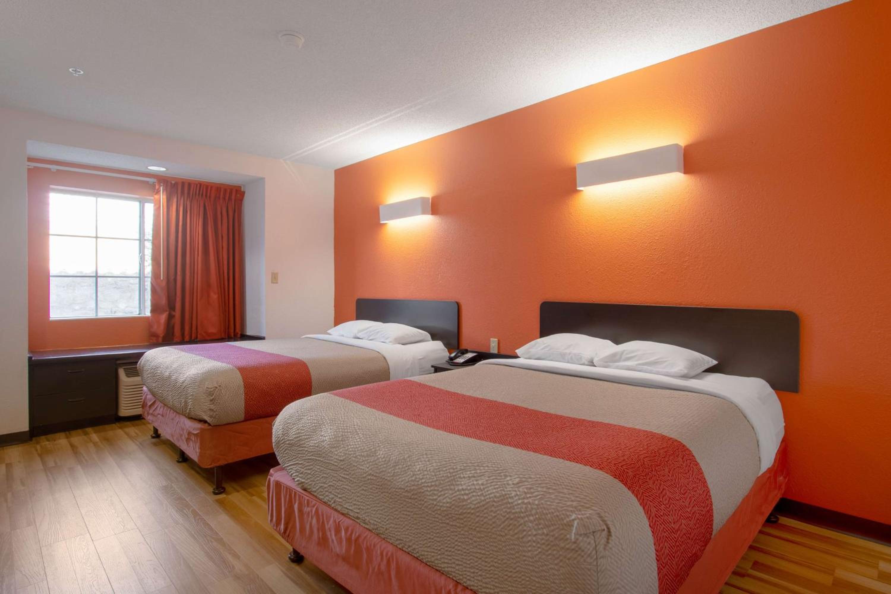 Queen Room with Two Queen Beds - Non-Smoking photo 2