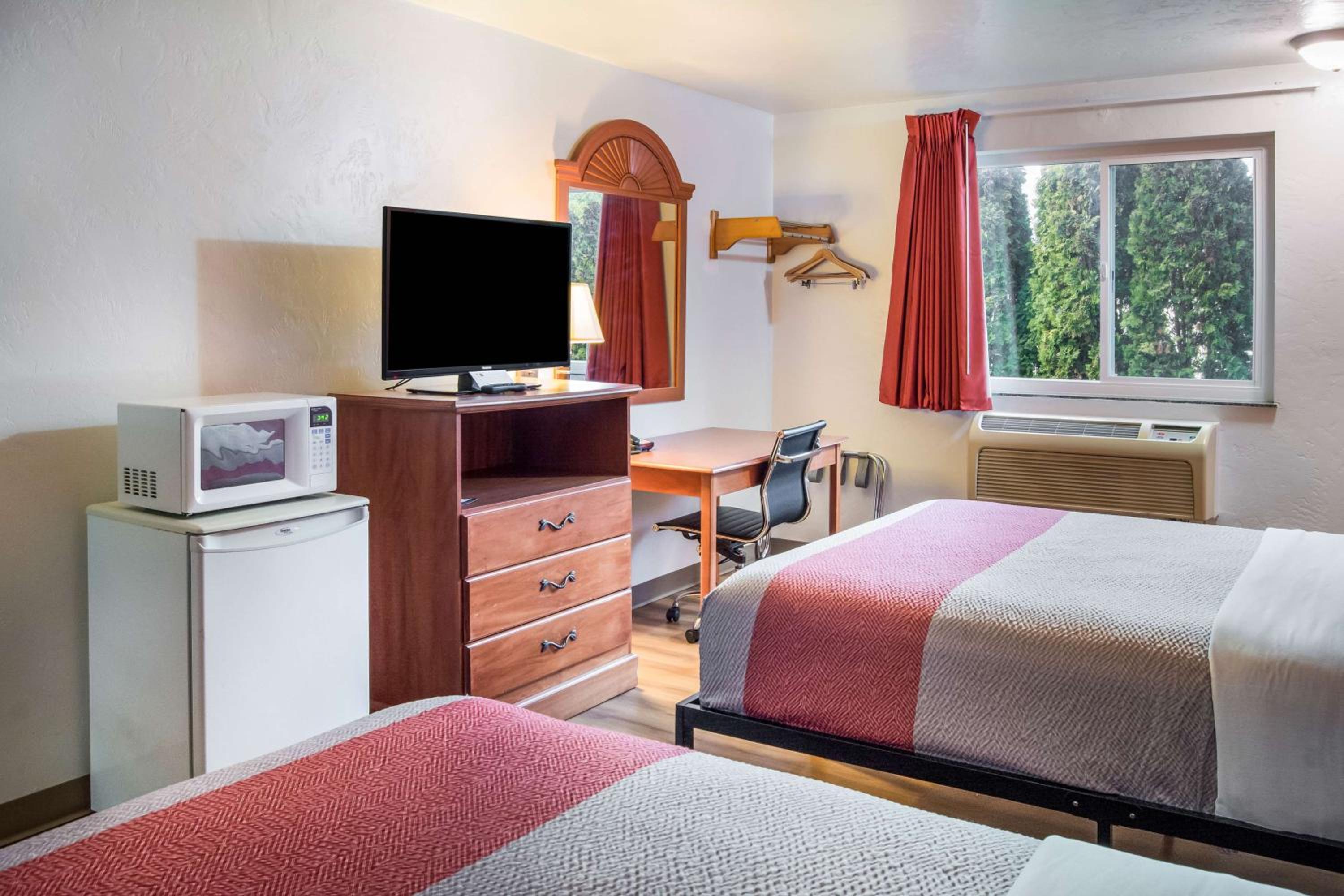 Deluxe Queen Room with Two Queen Beds - Non-Smoking - Photo 3