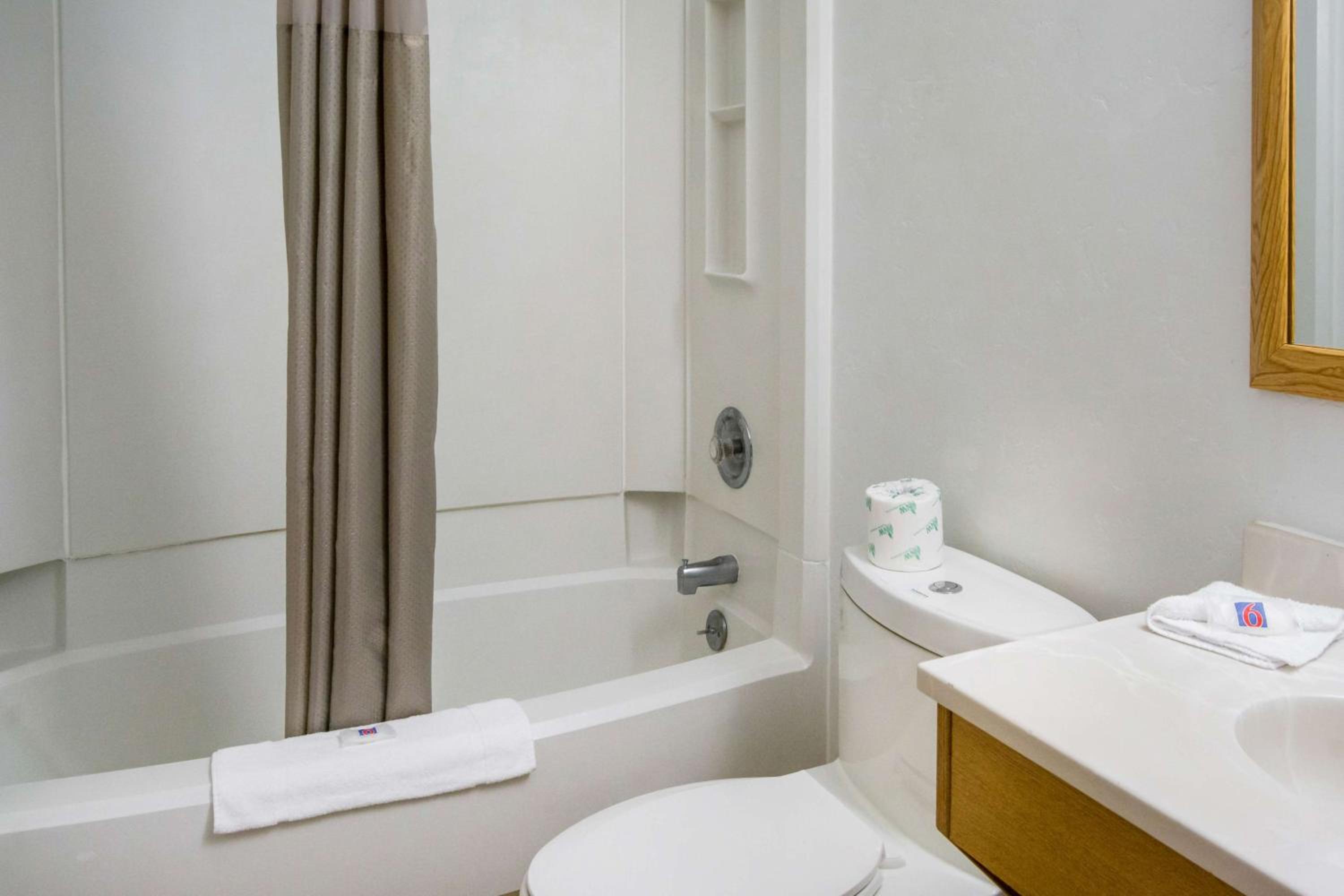 Deluxe King Room - Non-Smoking - Photo 4