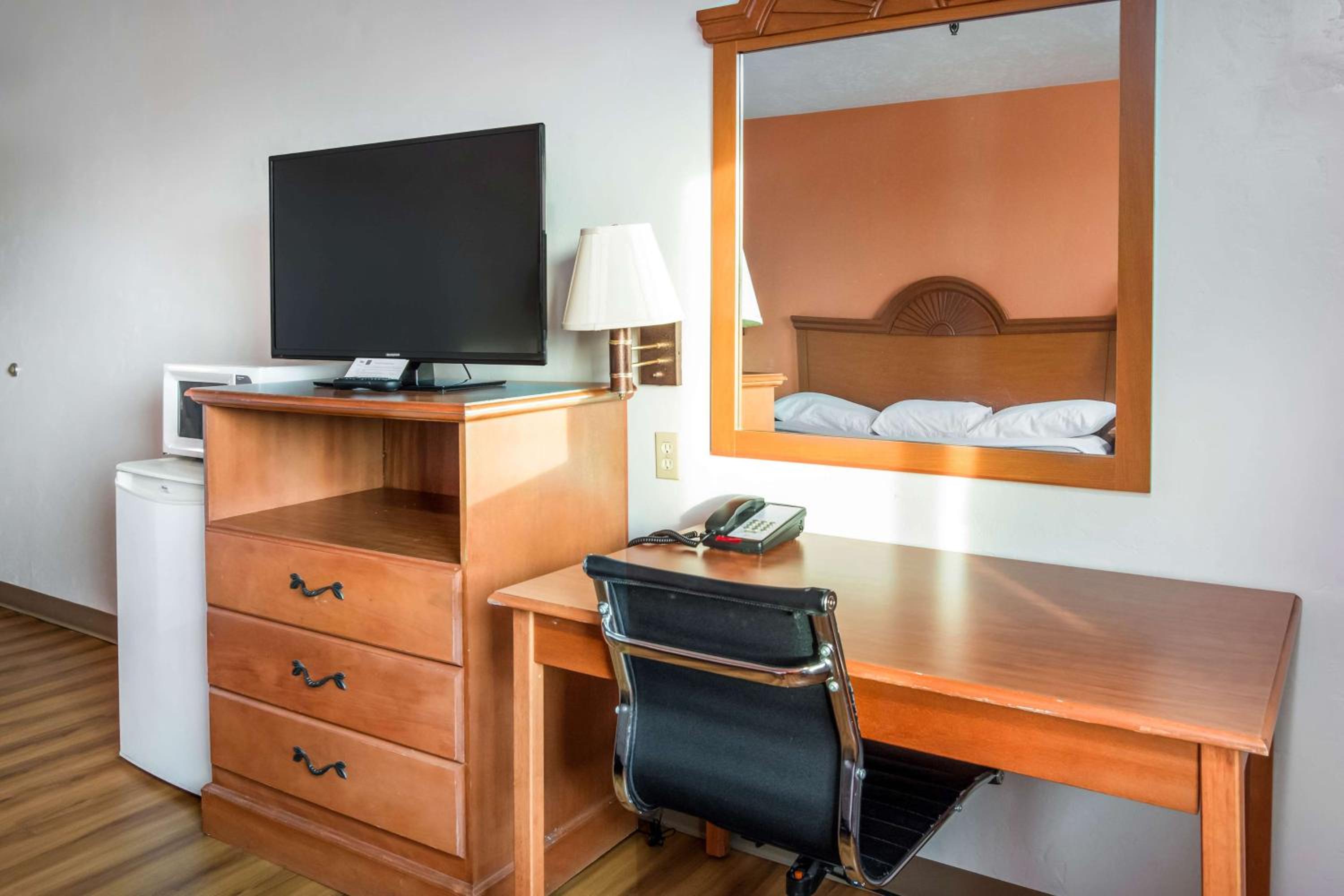 Deluxe King Room - Non-Smoking - Photo 5