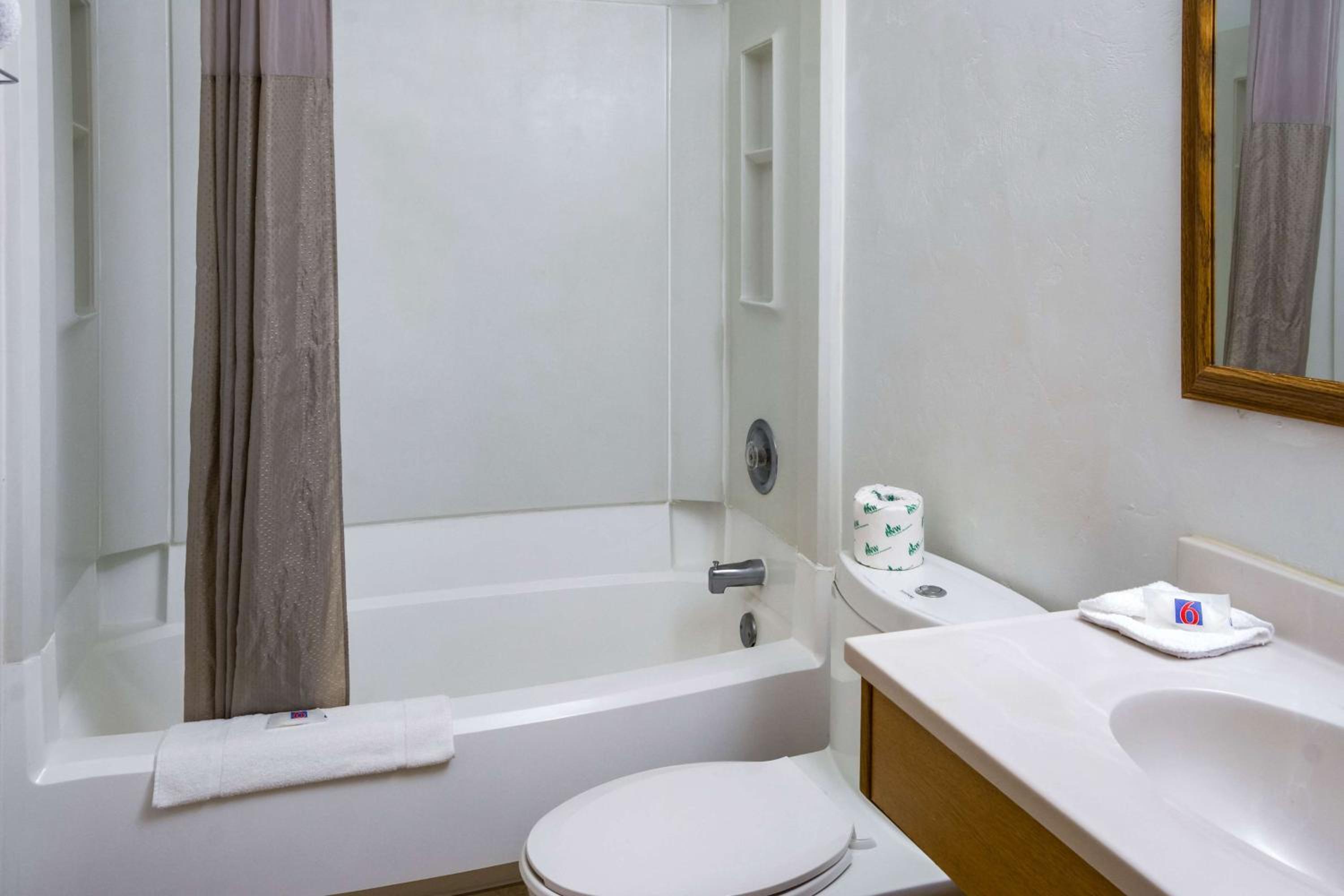 Deluxe King Room - Non-Smoking - Photo 6