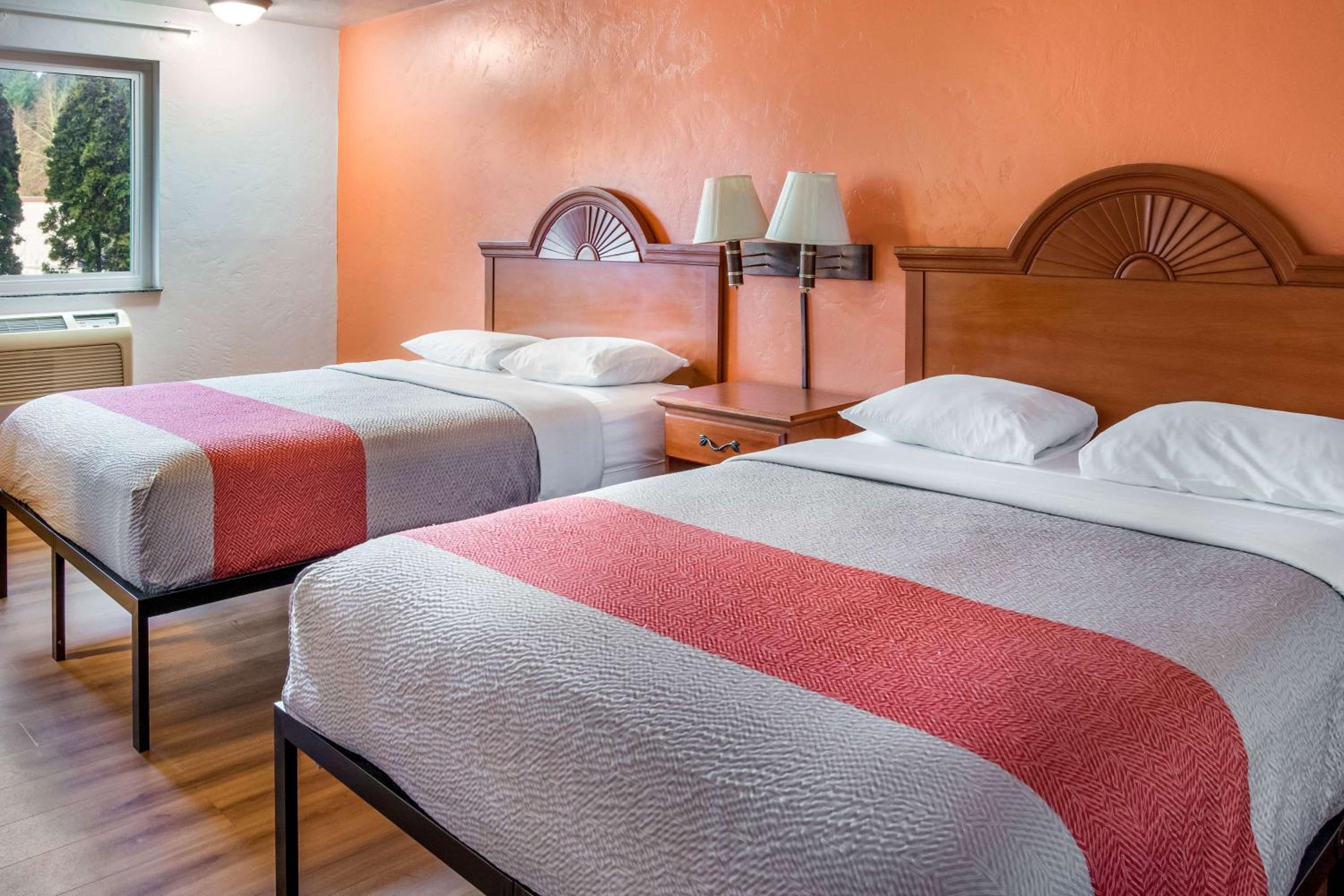 Deluxe Queen Room with Two Queen Beds - Non-Smoking - Photo 5