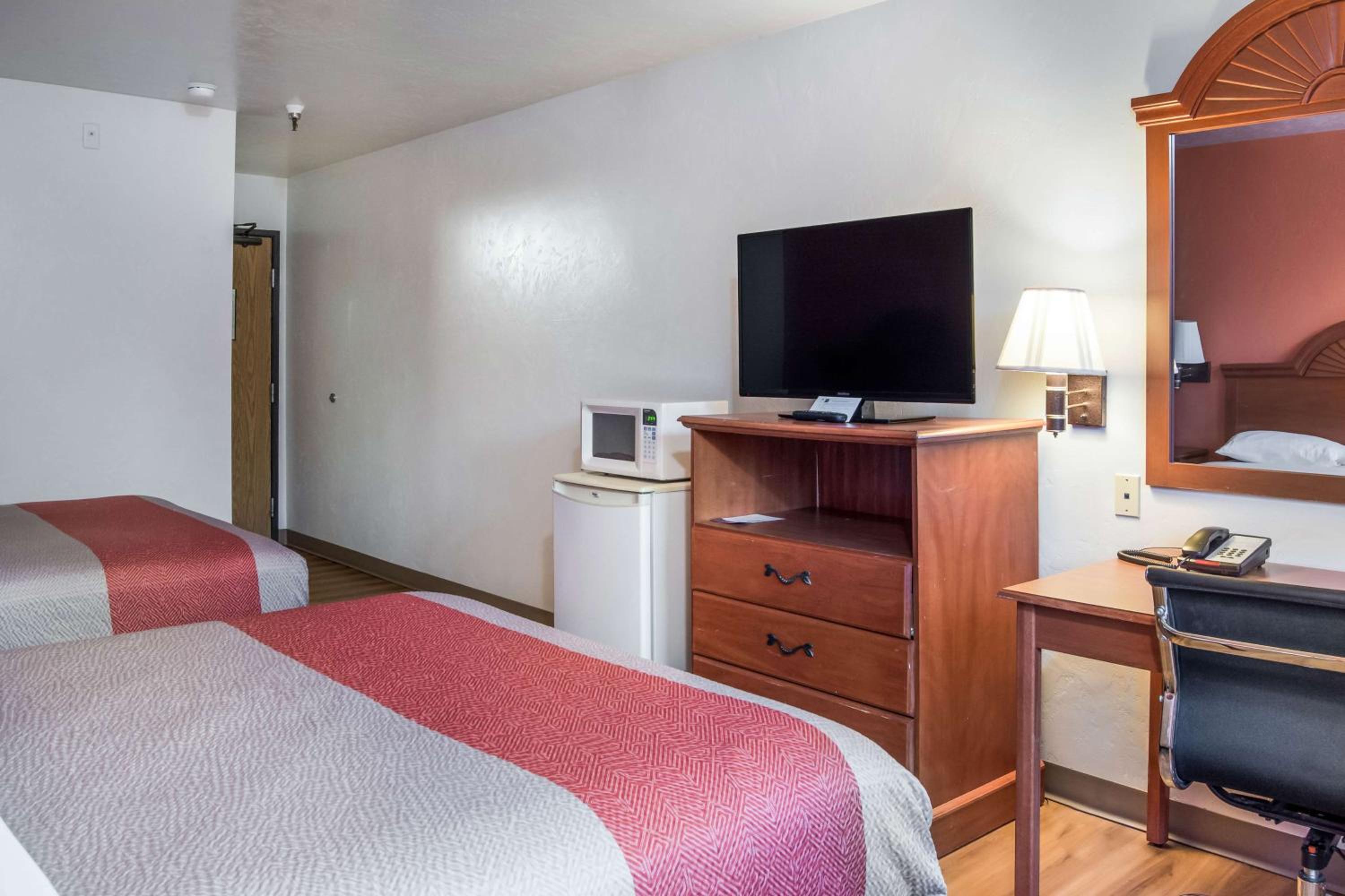 Deluxe Queen Room with Two Queen Beds - Non-Smoking - Photo 6