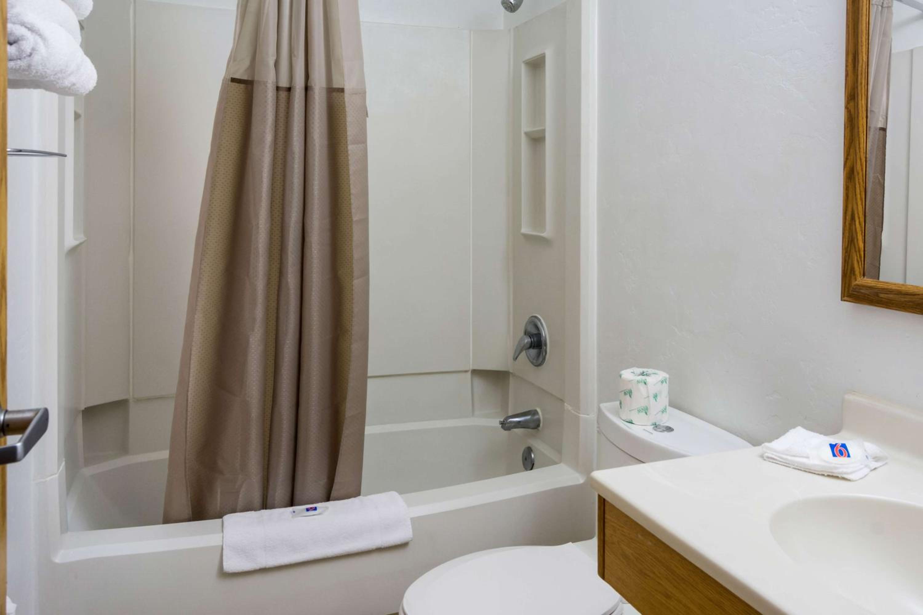 Deluxe King Room - Non-Smoking - Photo 2