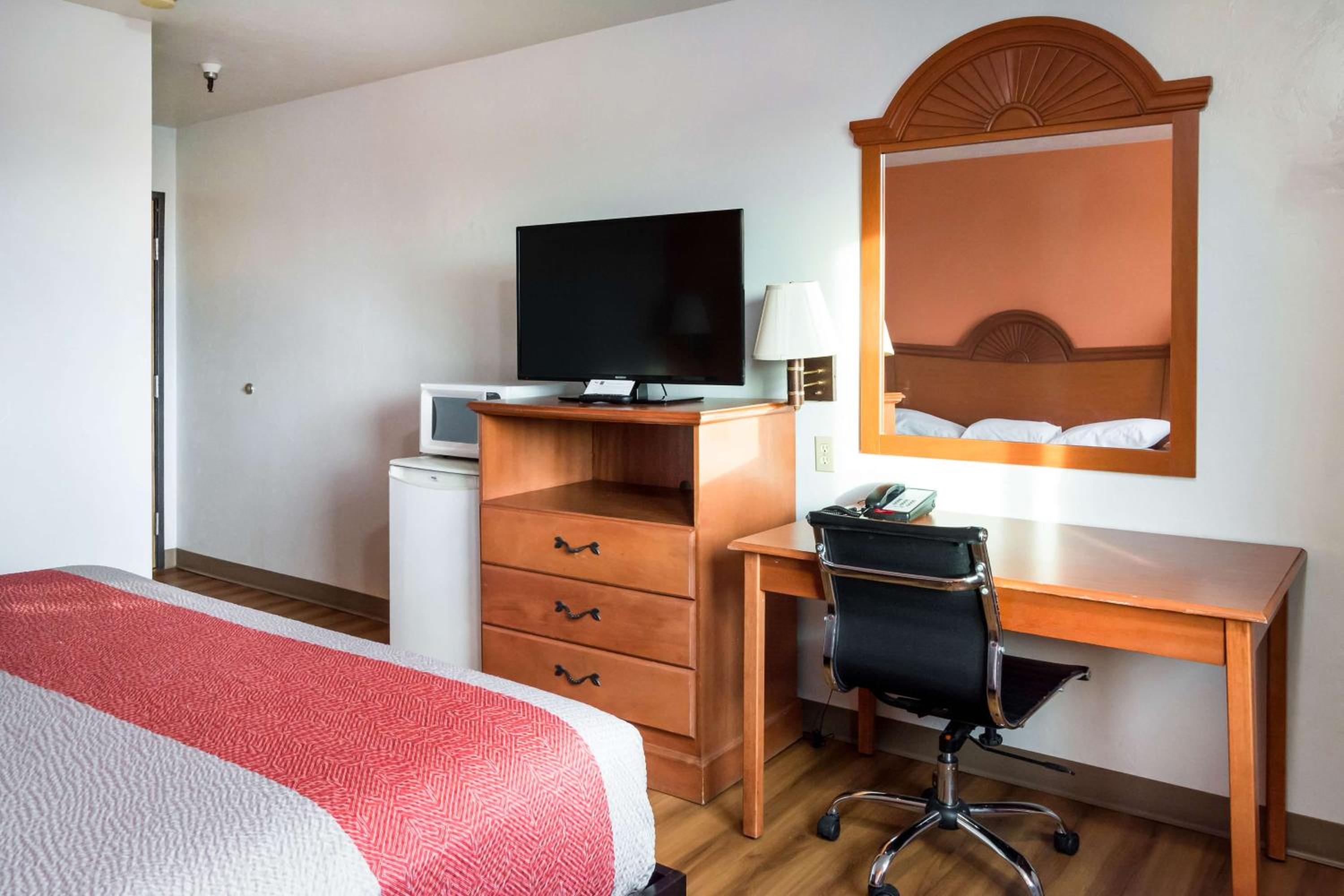 Deluxe King Room - Non-Smoking - Photo 3