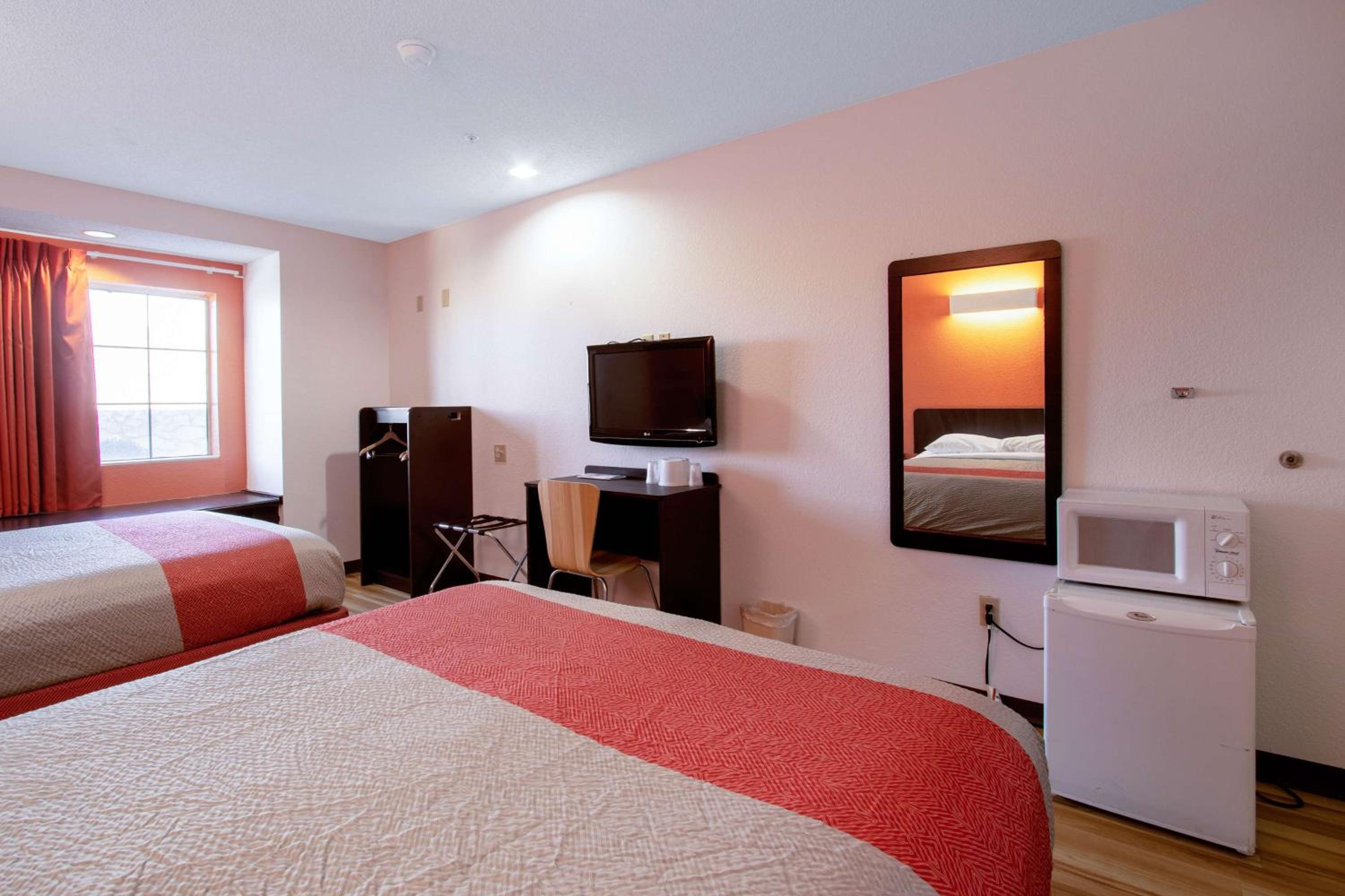 Queen Room with Two Queen Beds photo 3
