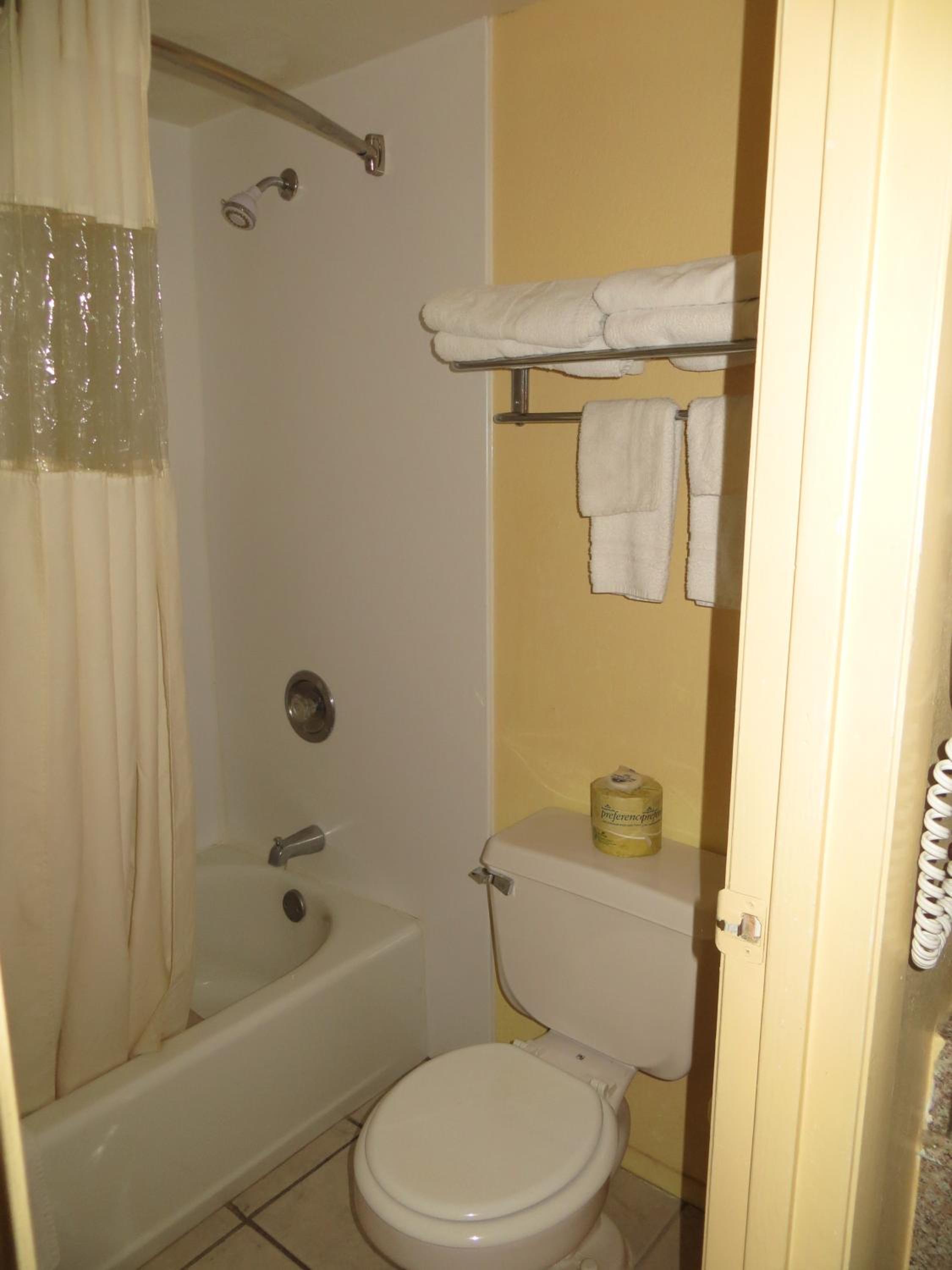 Queen Room with Two Queen Beds (Non Smoking) photo 3