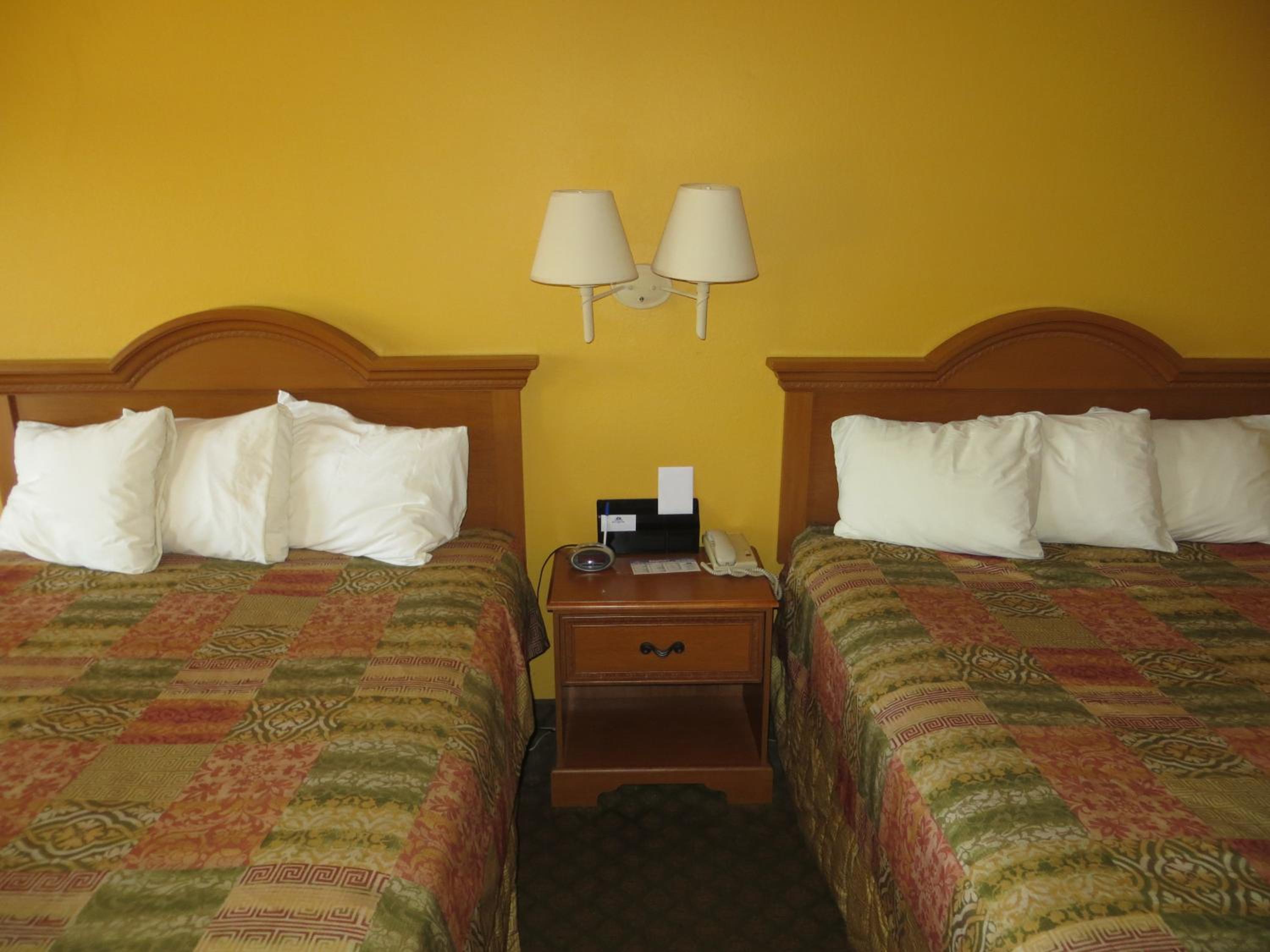 Queen Room with Two Queen Beds (Non Smoking) photo 1