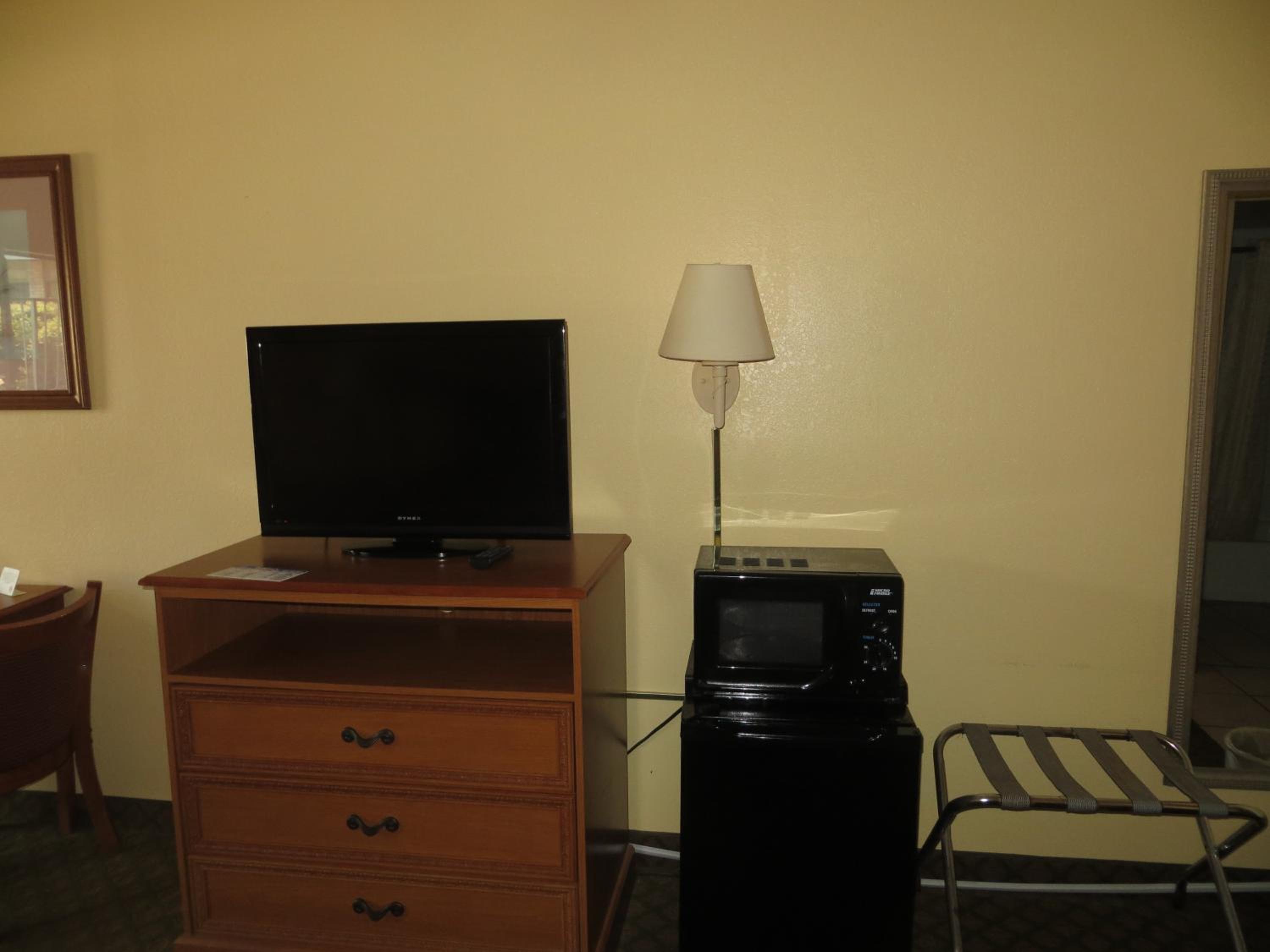 Queen Room with Two Queen Beds (Non Smoking) photo 2