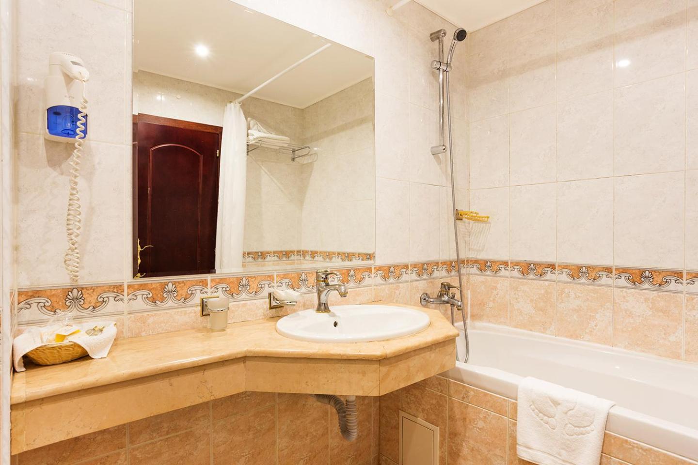 One-Bedroom Suite (2 Adults + 1 Child) - Photo 10
