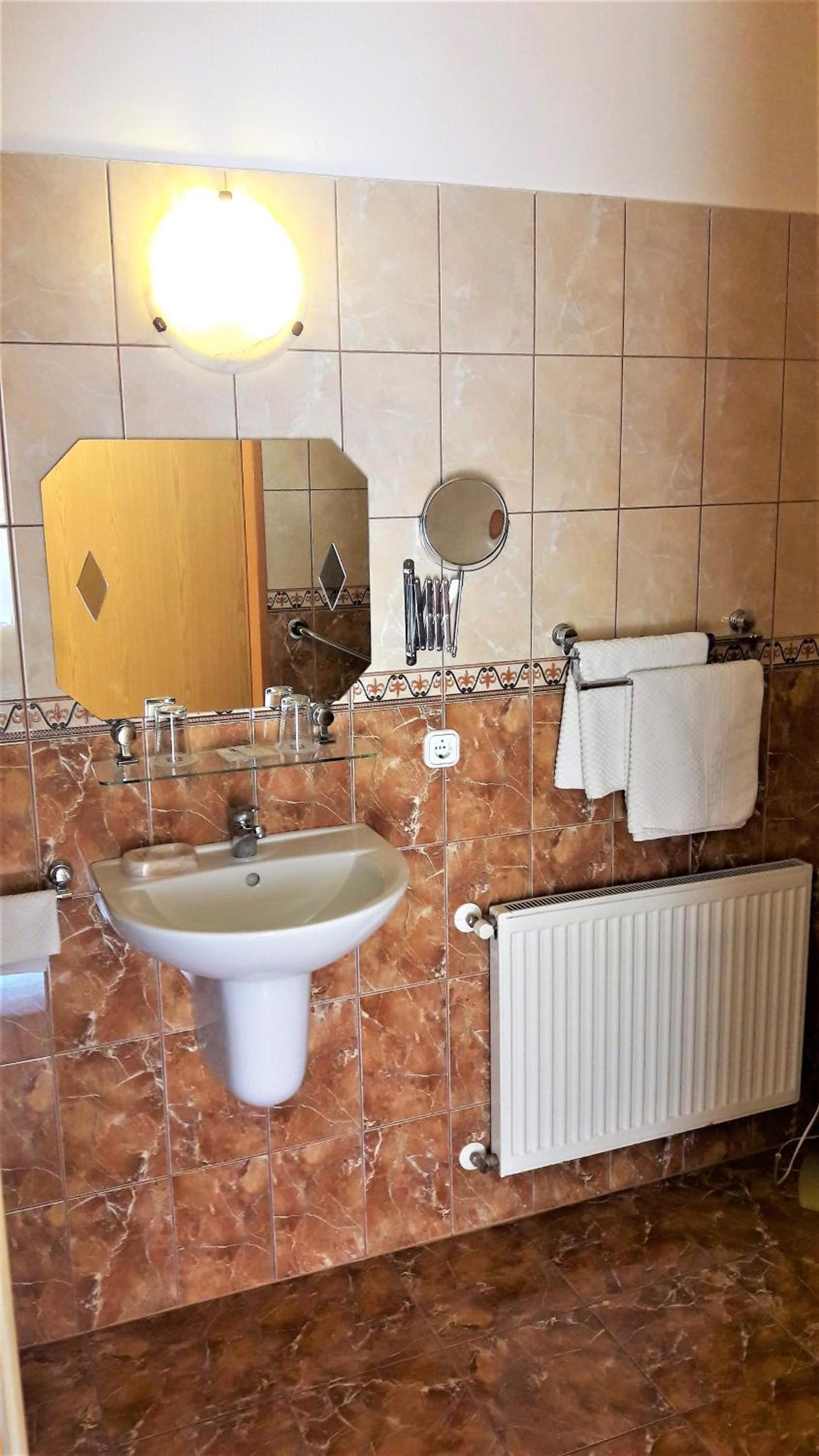 Twin Room - Disability Access - Photo 3