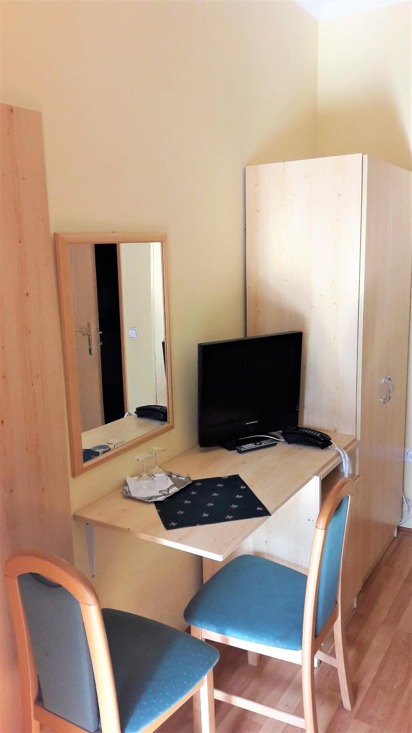 Twin Room - Disability Access - Photo 4