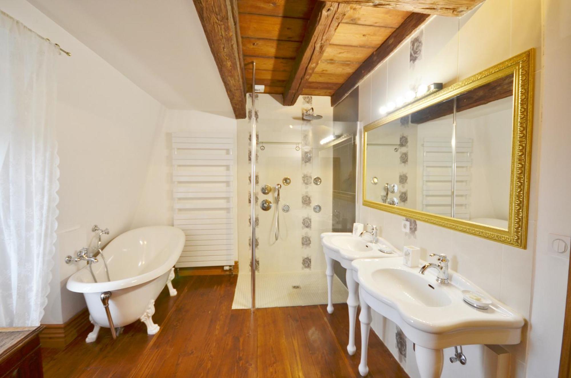 Charles Suite (queen size bed or twin beds) photo 2