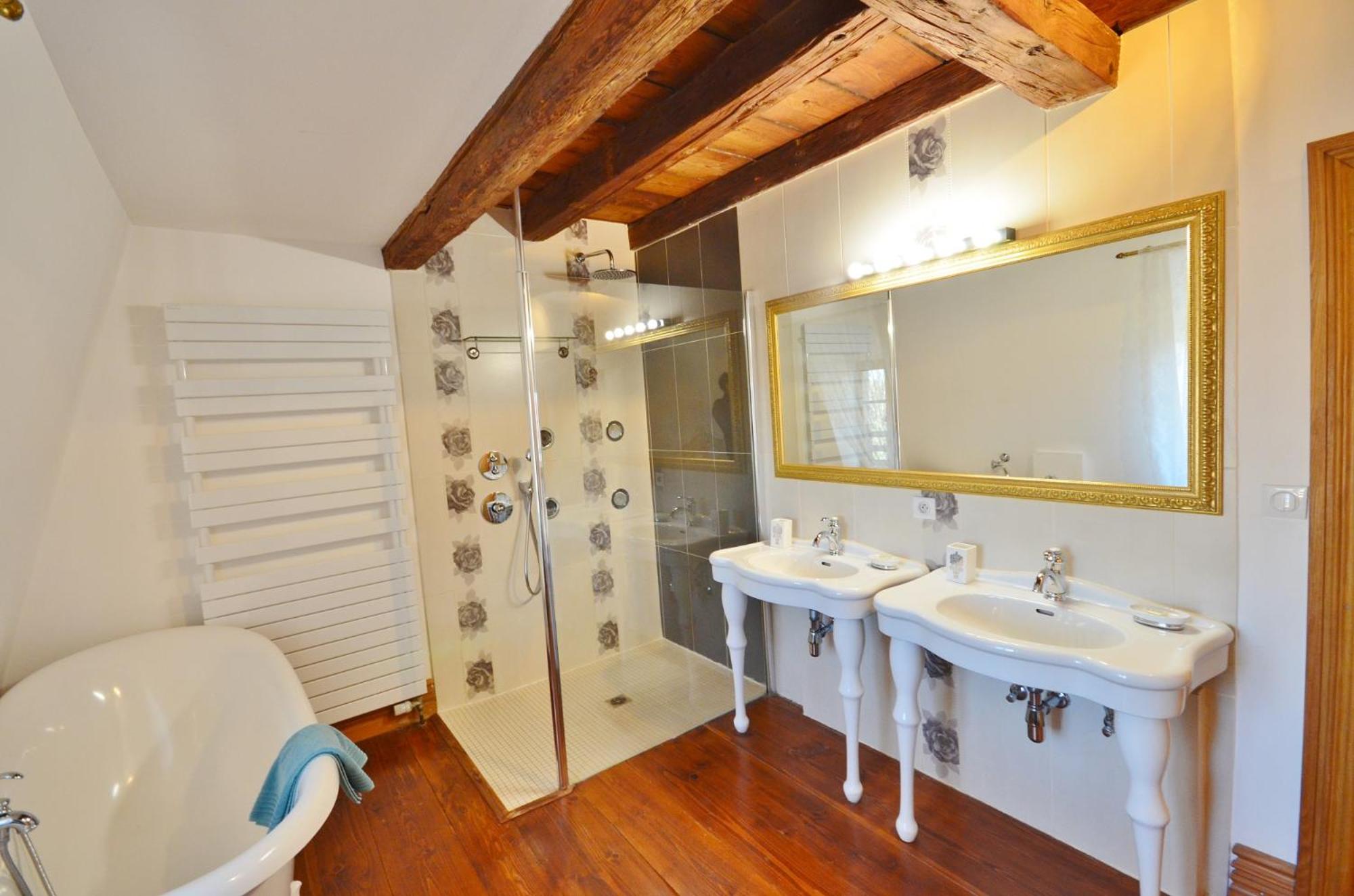 Charles Suite (queen size bed or twin beds) photo 3