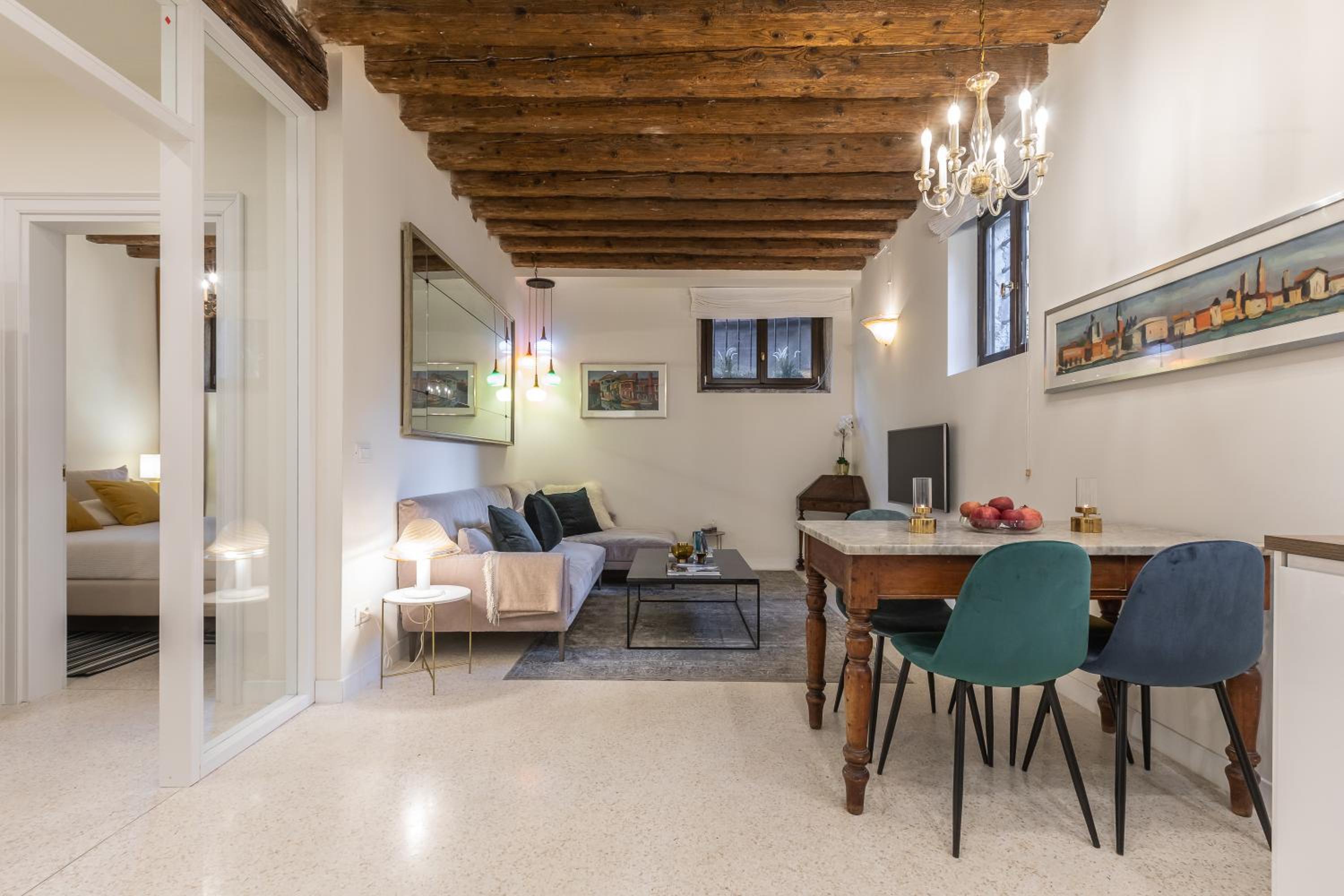 Apartment - Split Level photo 3