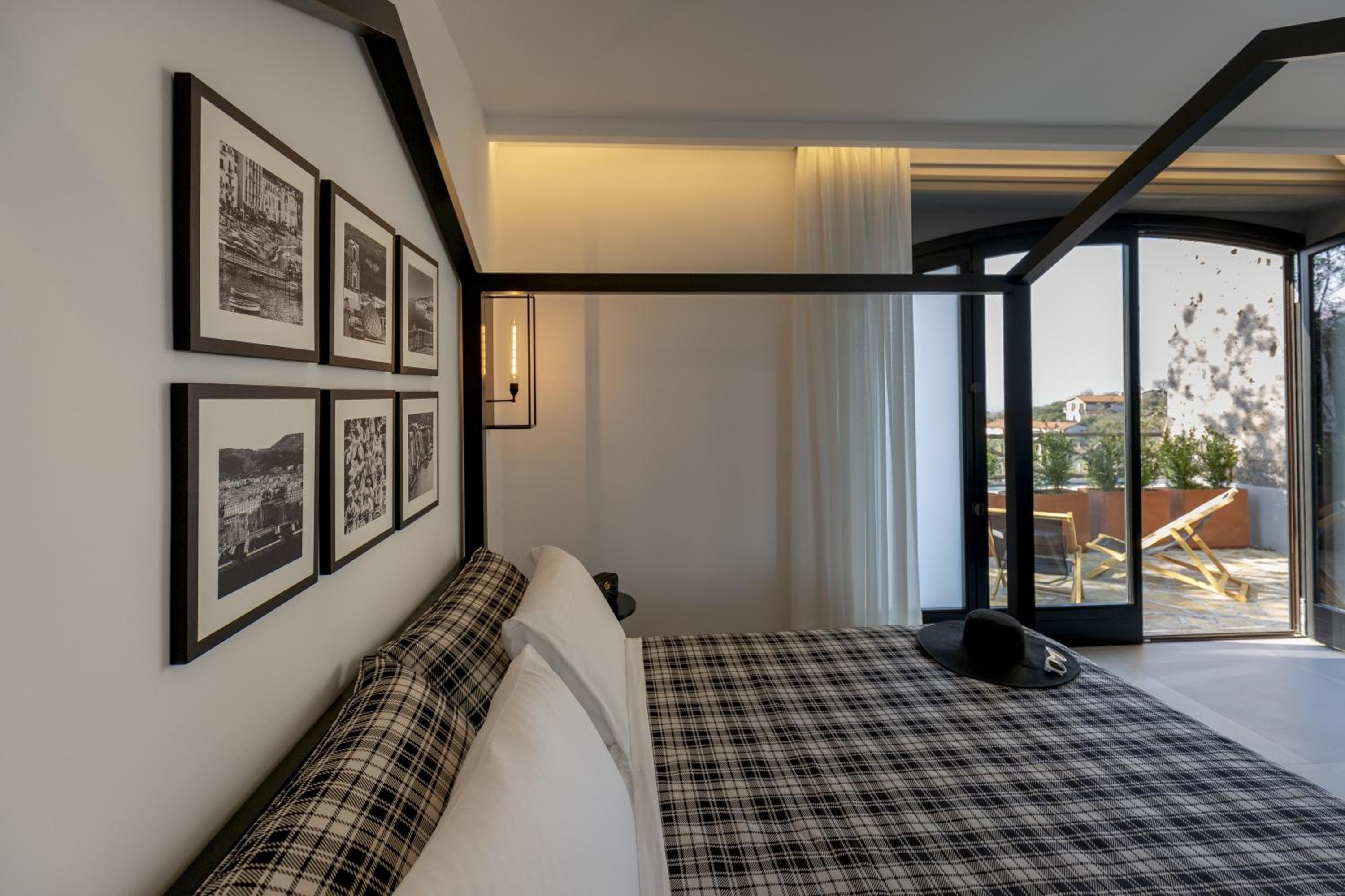 Deluxe Double Room with Patio and Sea View