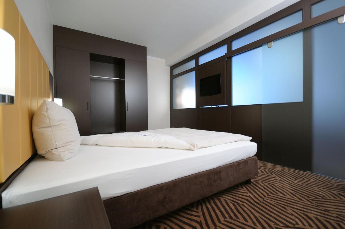 Junior Queen Suite photo 1
