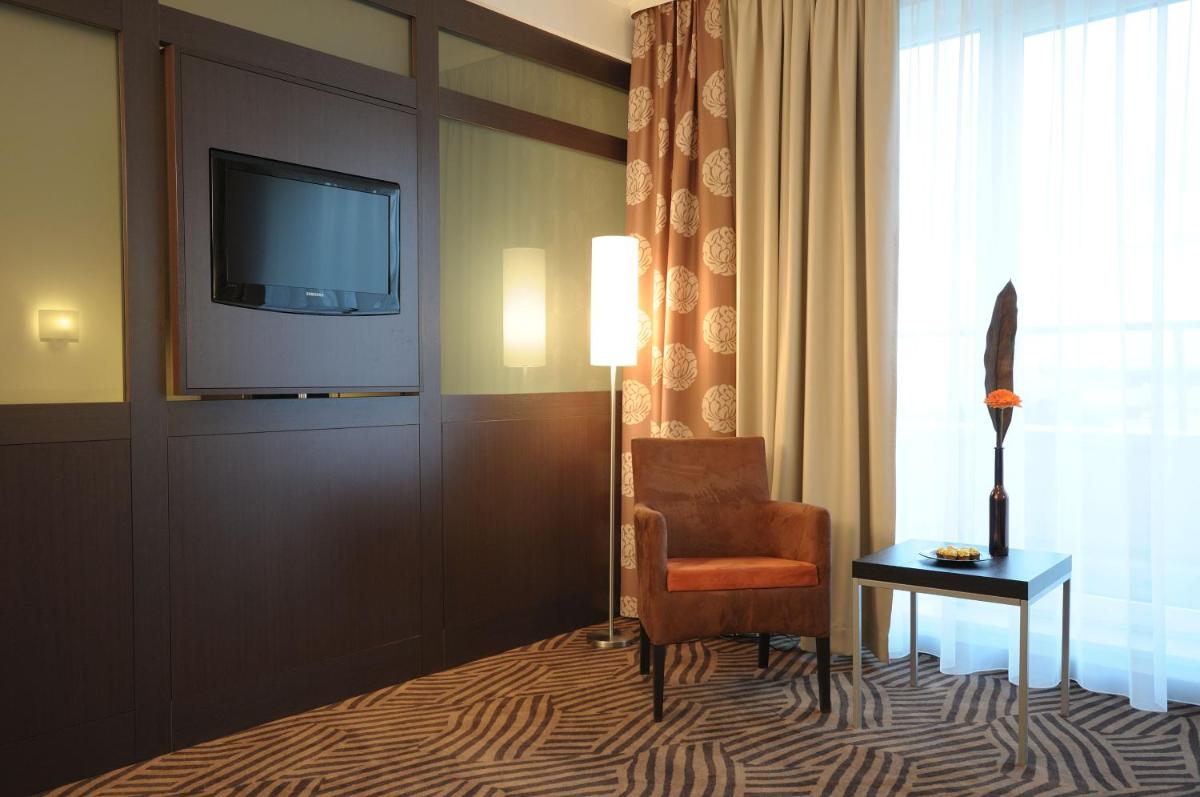 Junior Queen Suite photo 2