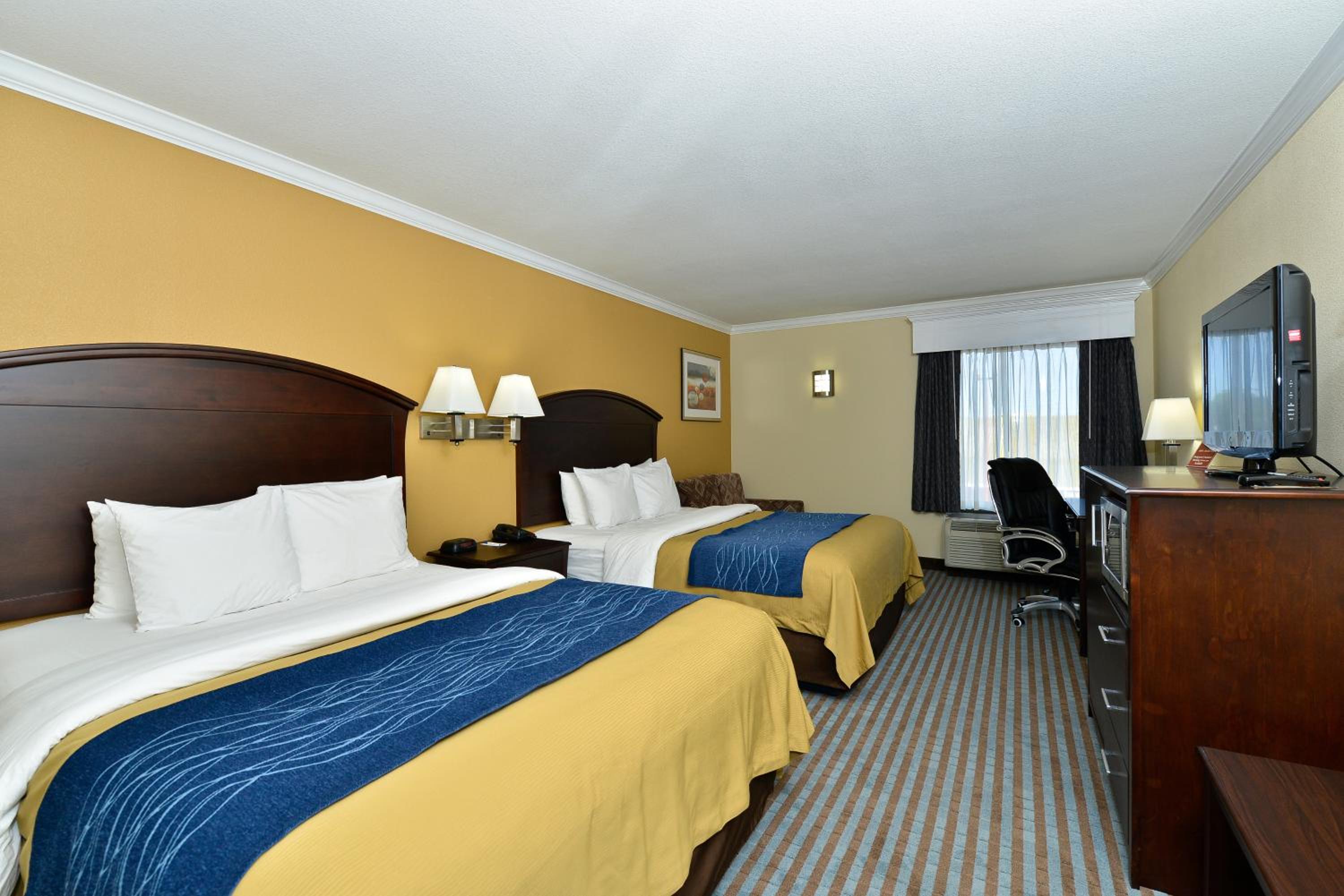 Queen Room with Two Queen Beds - Non-Smoking - Photo 1