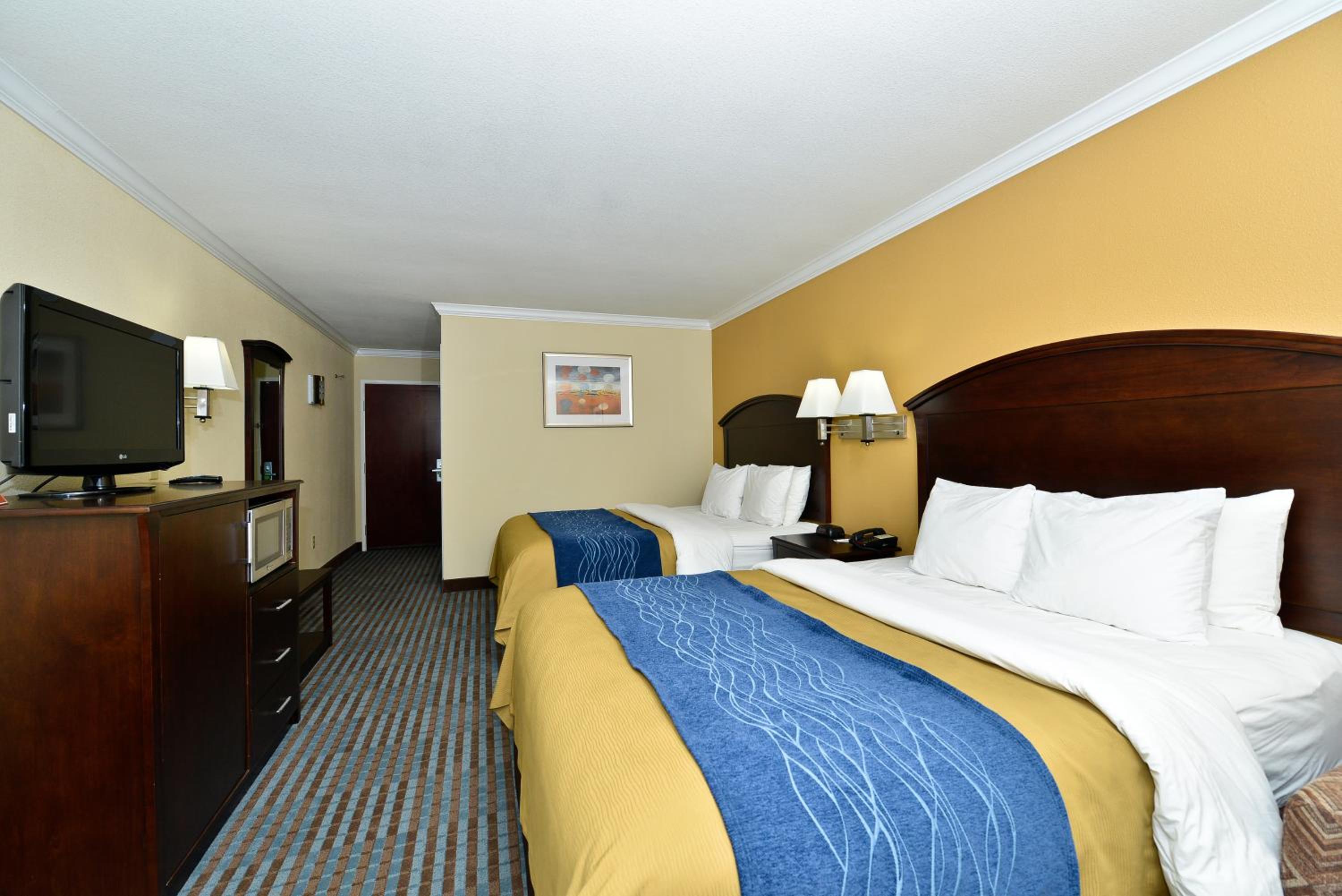 Queen Room with Two Queen Beds - Non-Smoking - Photo 4
