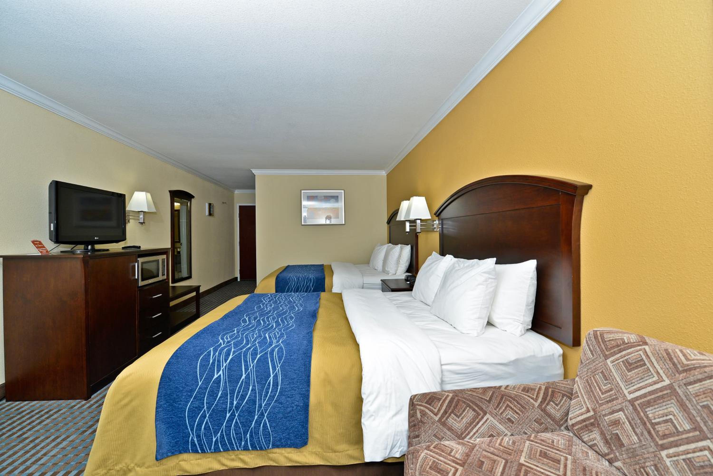 Queen Room with Two Queen Beds - Non-Smoking - Photo 3