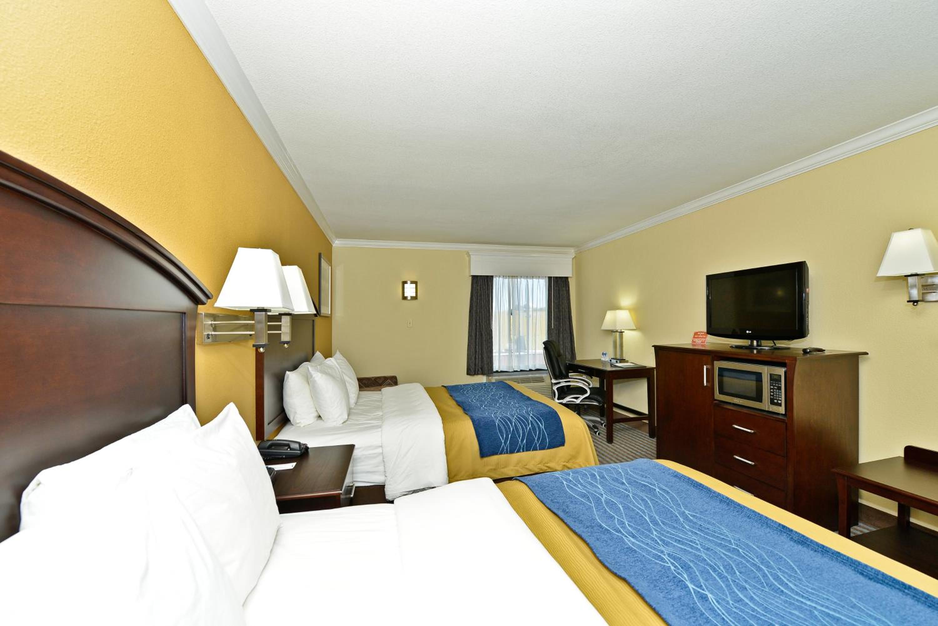 Queen Room with Two Queen Beds - Non-Smoking - Photo 2