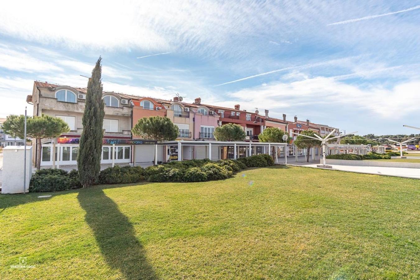 One Bedroom Apartment with Balcony and Sea View