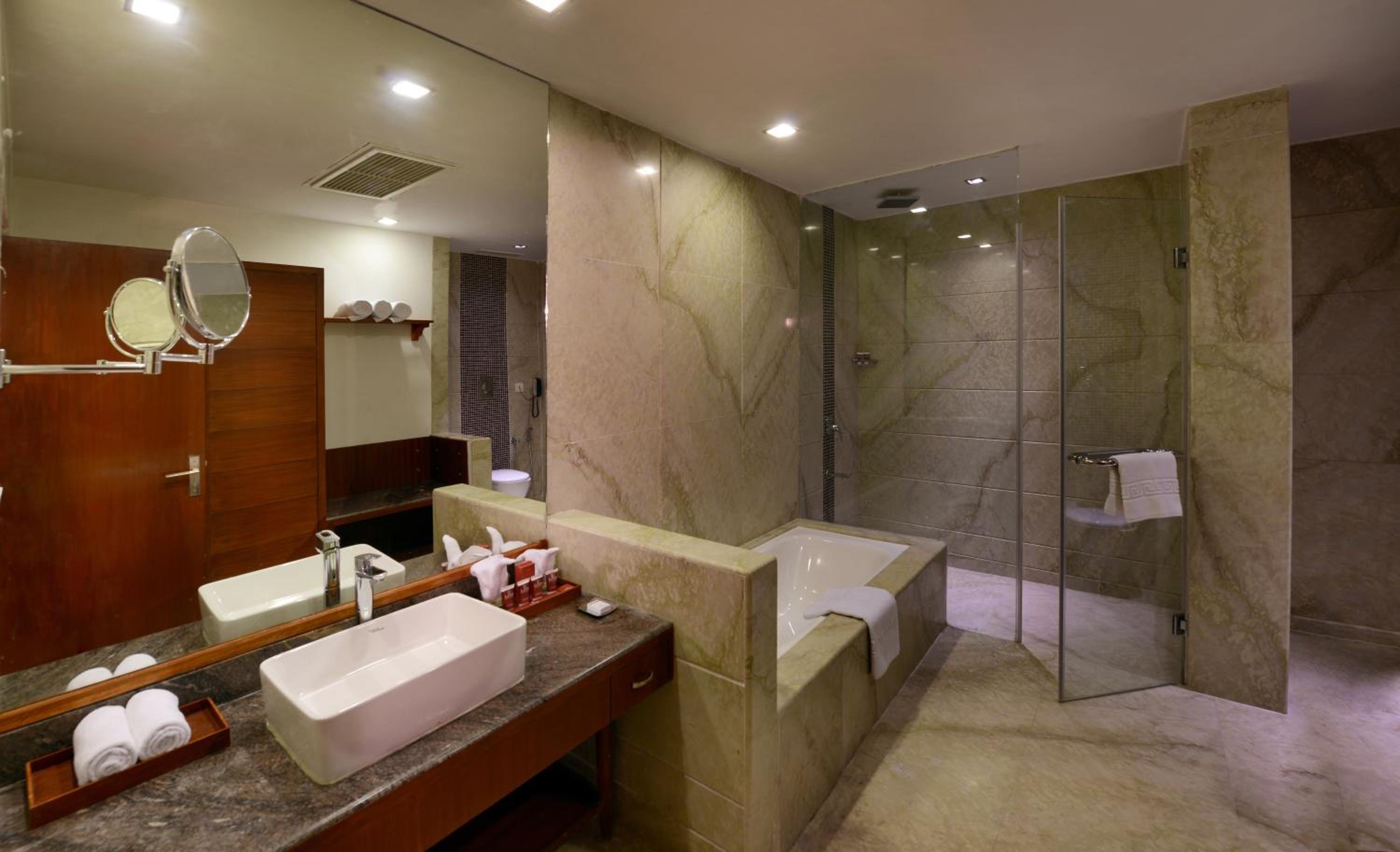 Suite - Photo 5
