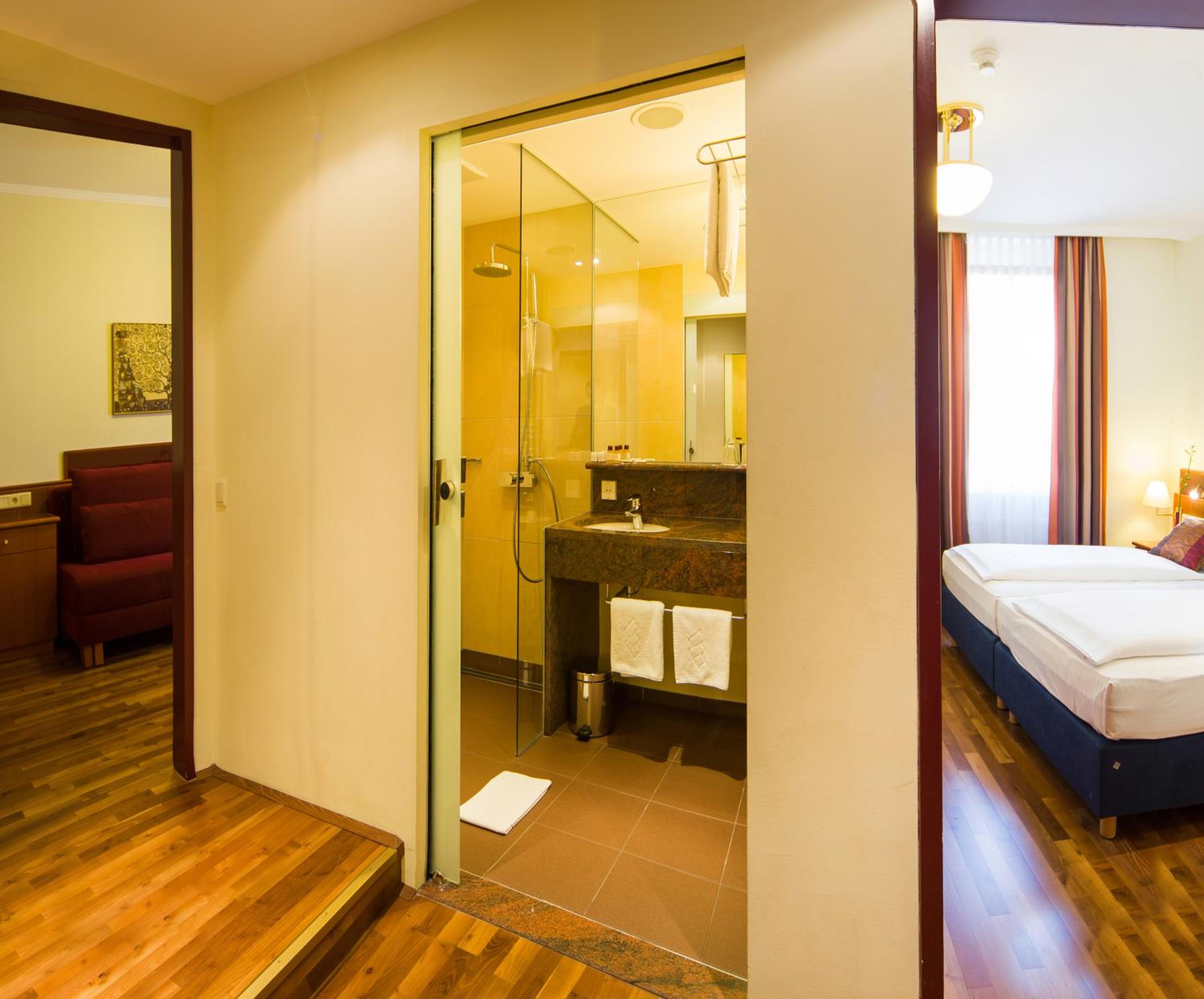 Quadruple Room PREMIUM courtyard view photo 3