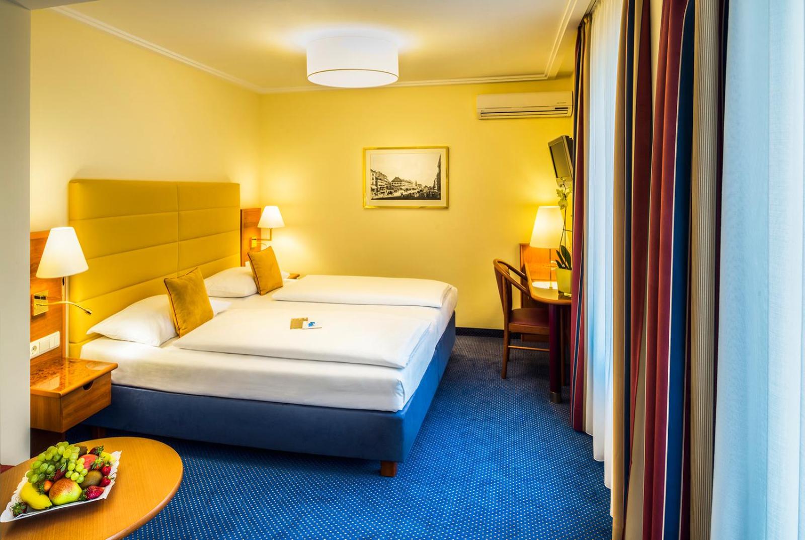 Triple Room PREMIUM courtyard view photo 1