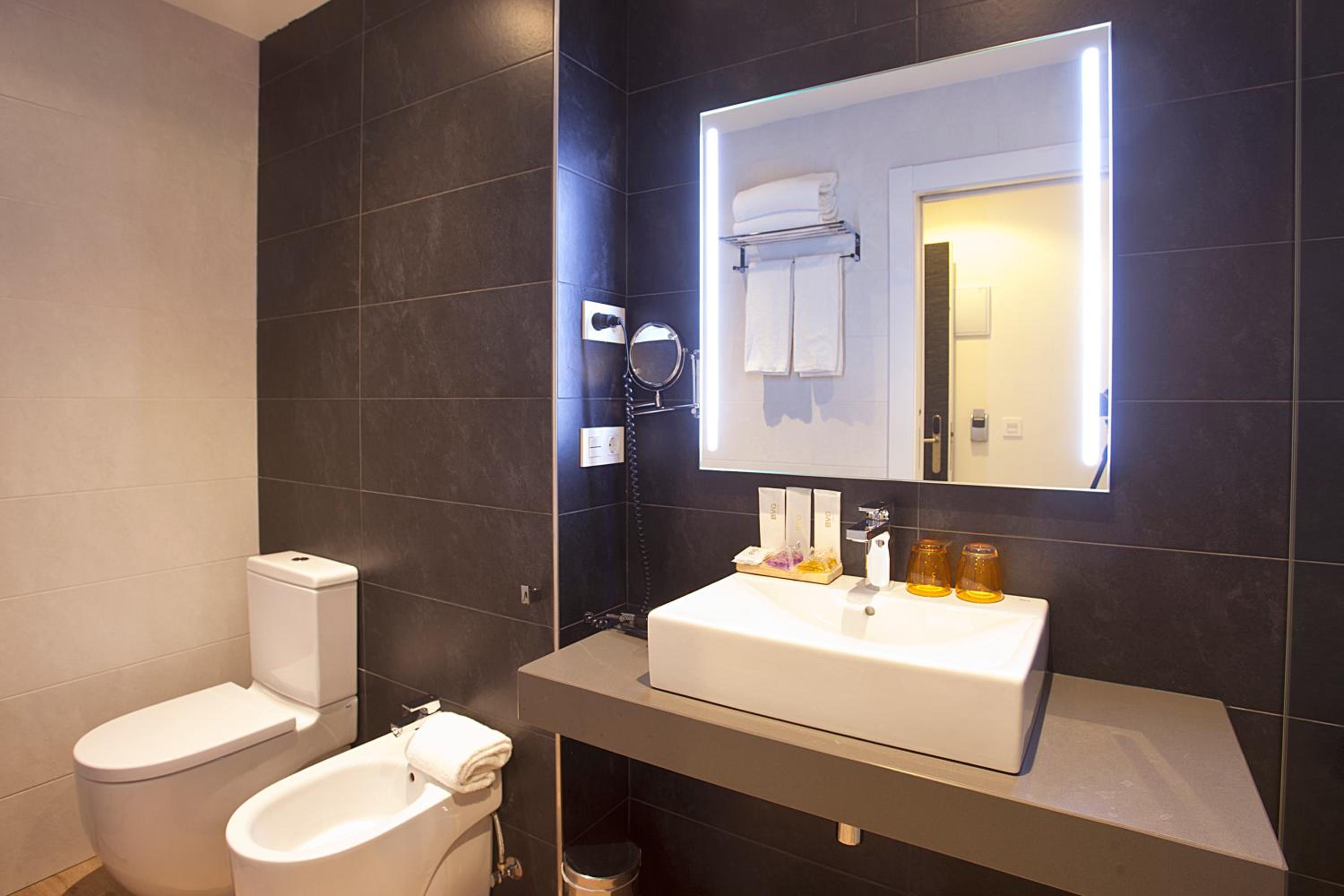 Double or Twin Room with Old Town View - Photo 6
