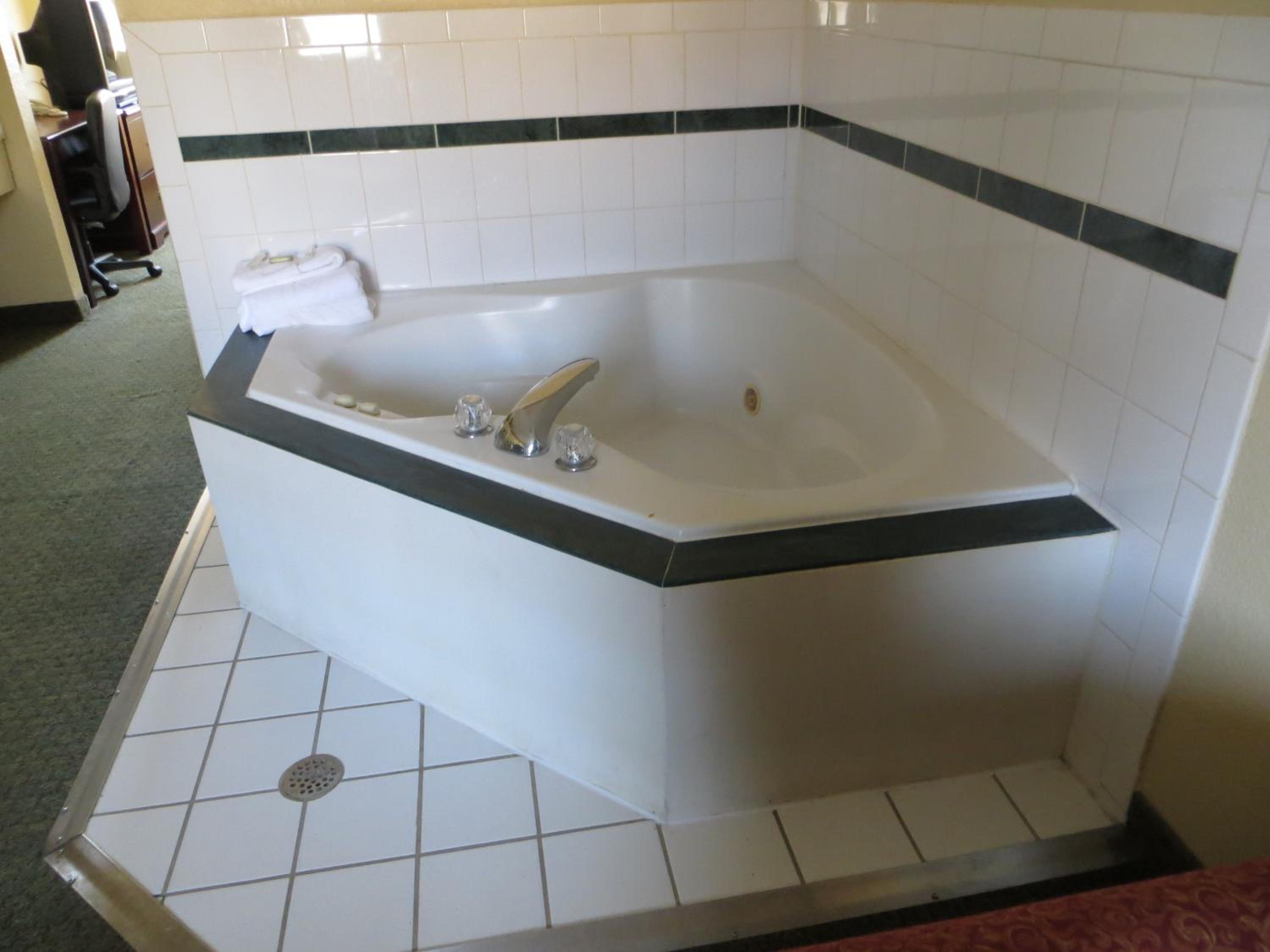 King Suite with Jetted Tub - Non-Smoking - Photo 7