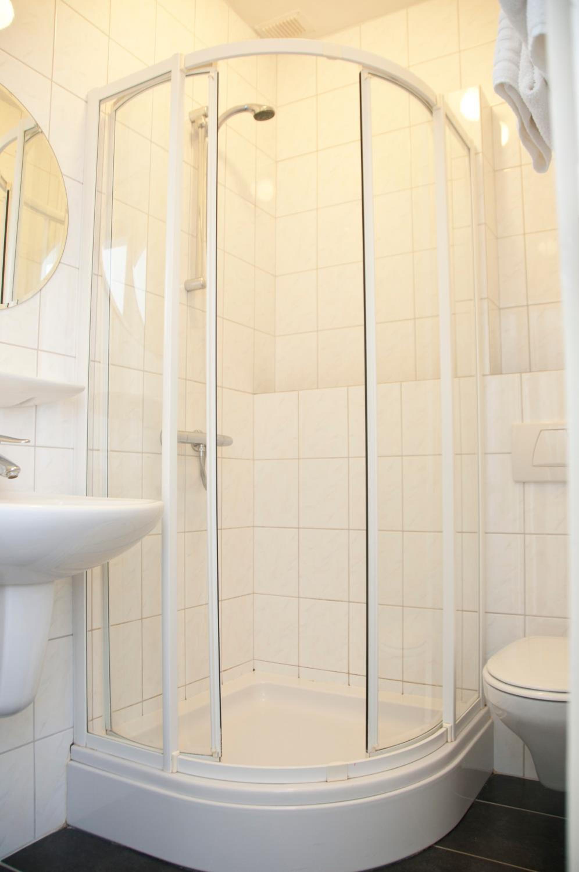 Standard Twin Room - Photo 8