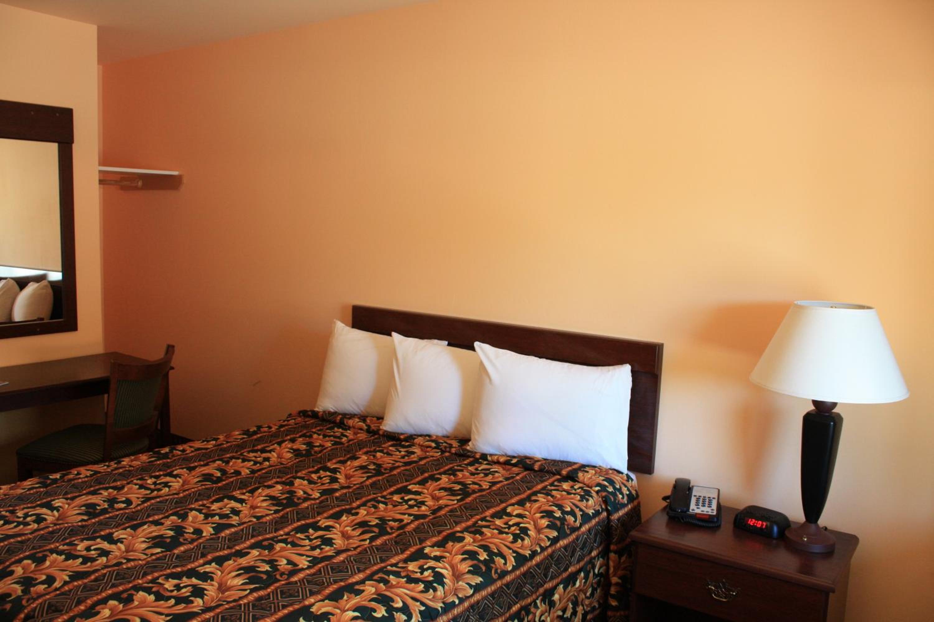 Queen Room with Two Queen Beds photo 1