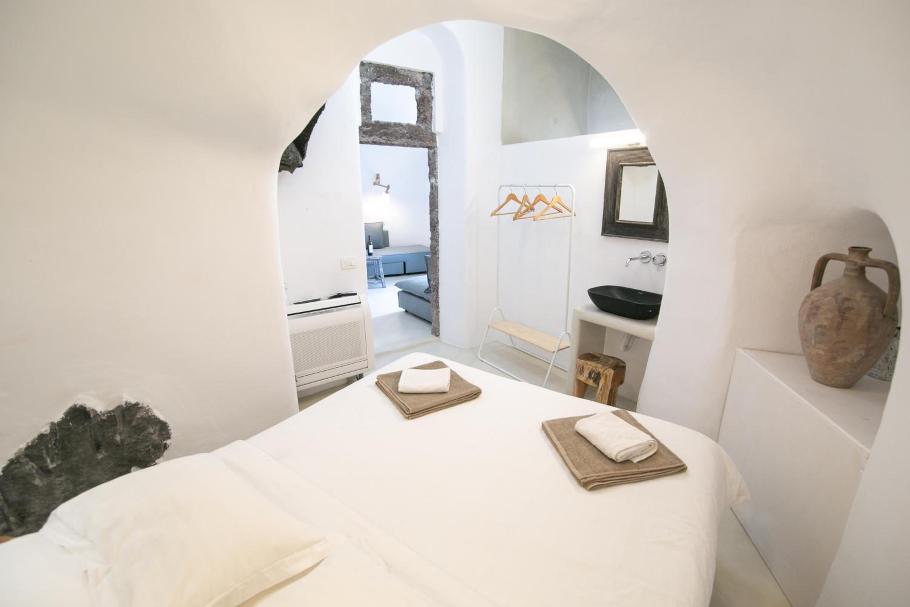 Deluxe Villa with Caldera View - Photo 38