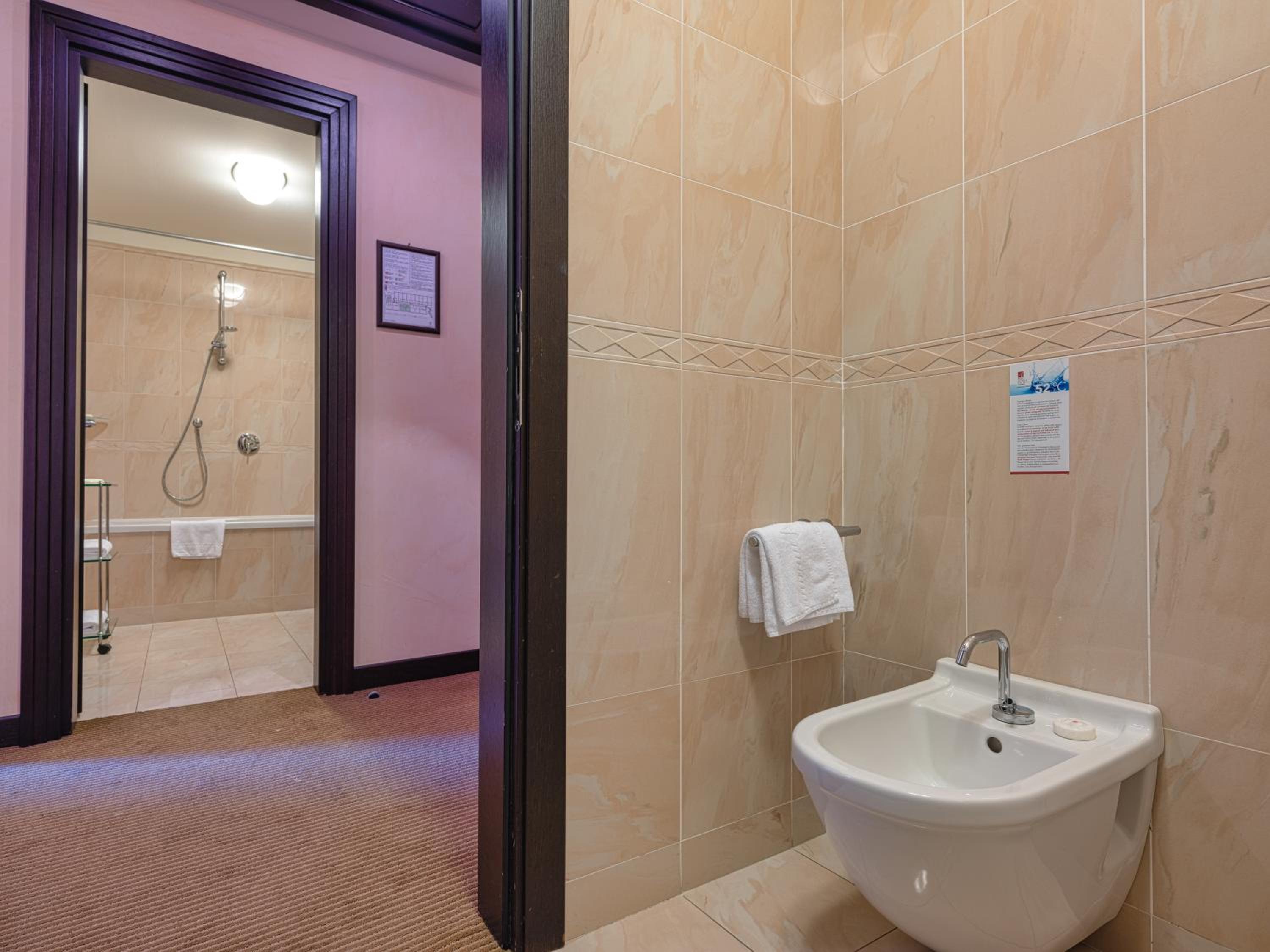 Suite - Photo 18