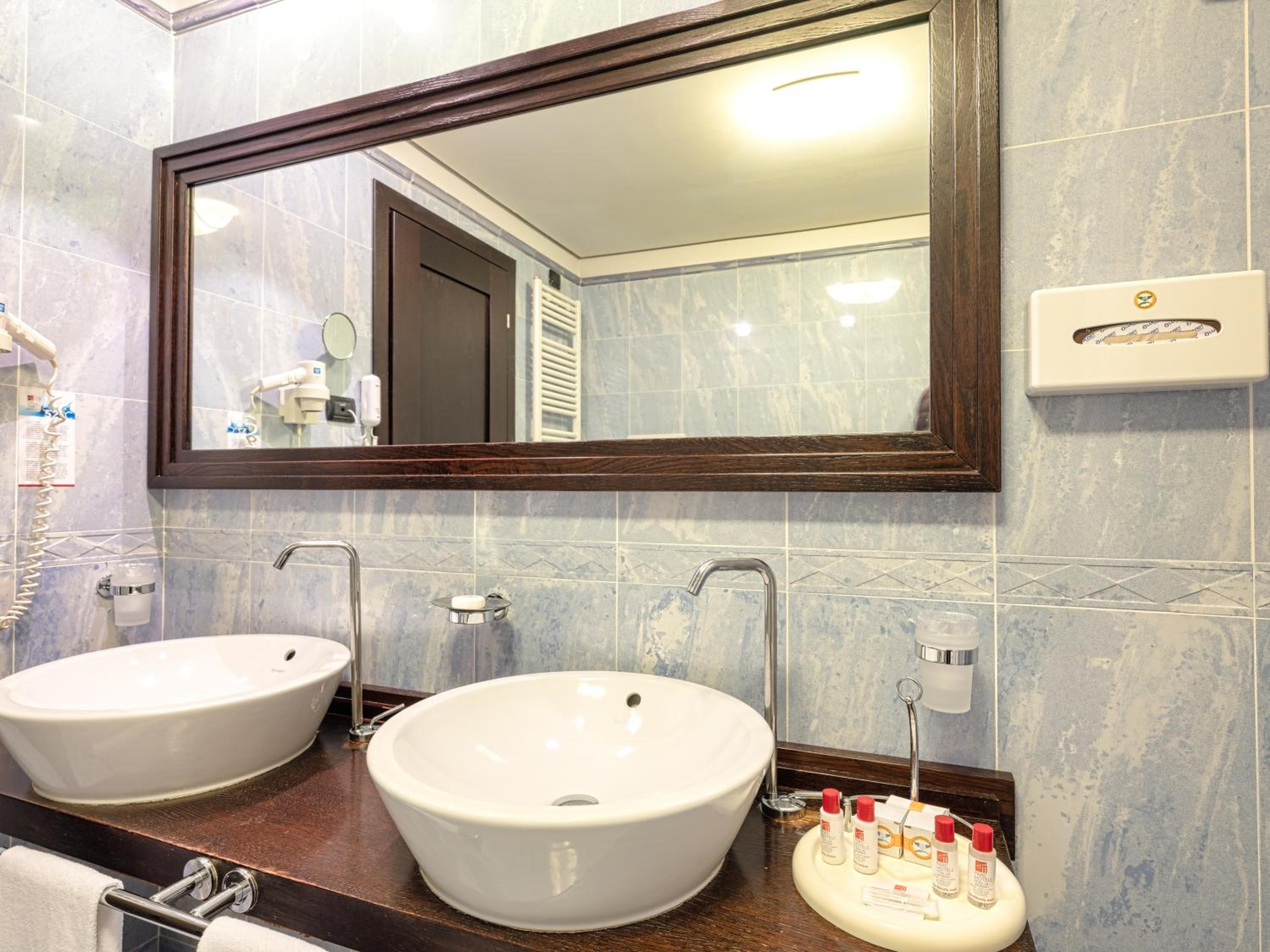 Suite - Photo 11