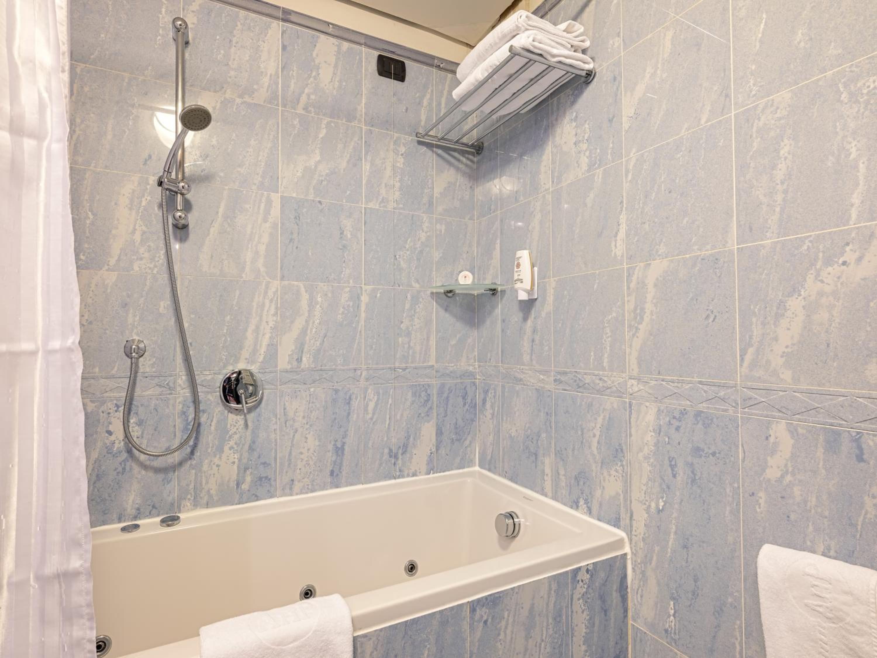 Suite - Photo 2