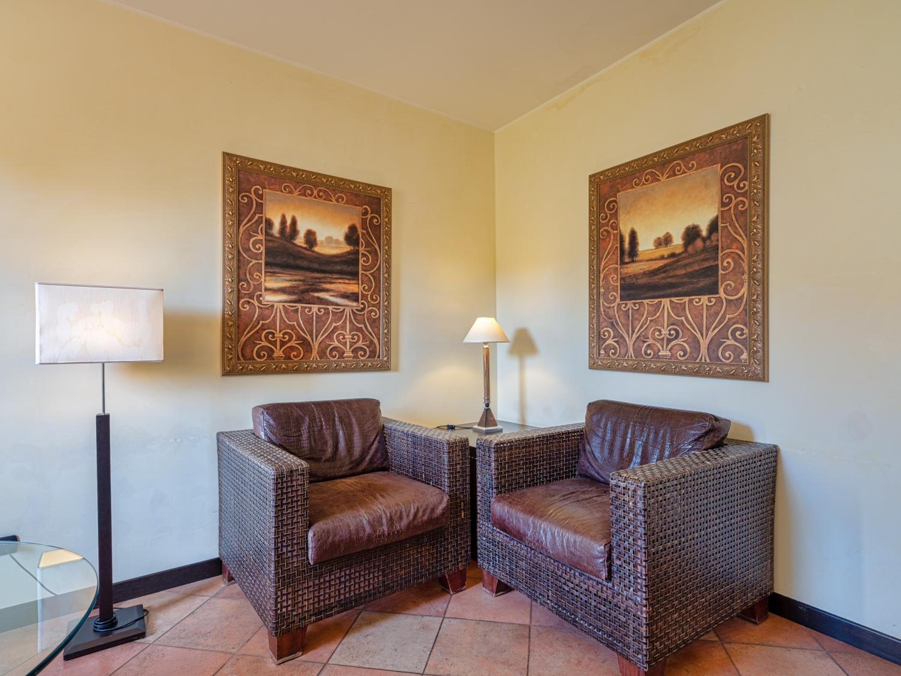 Suite - Photo 13
