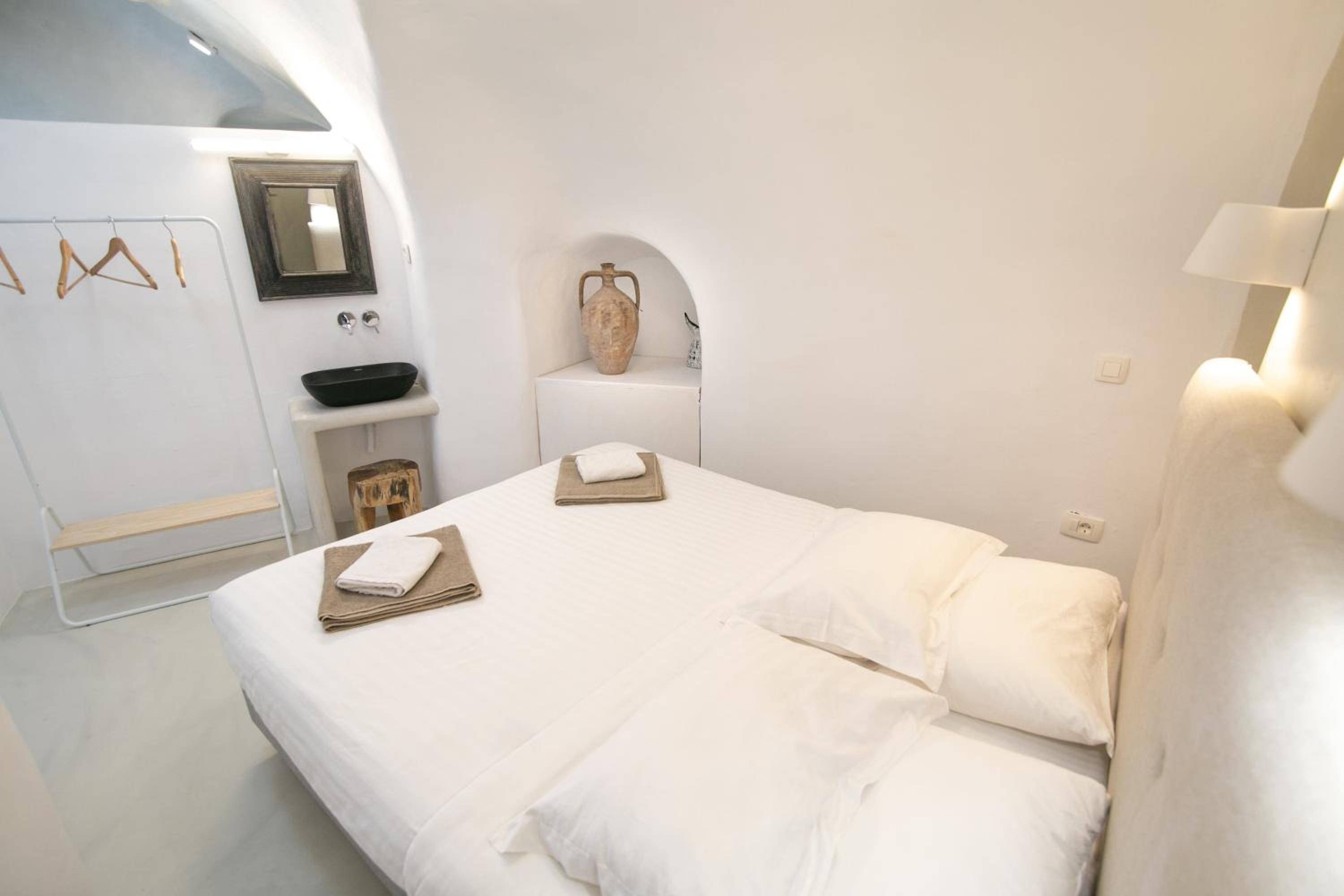 Deluxe Villa with Caldera View - Photo 21