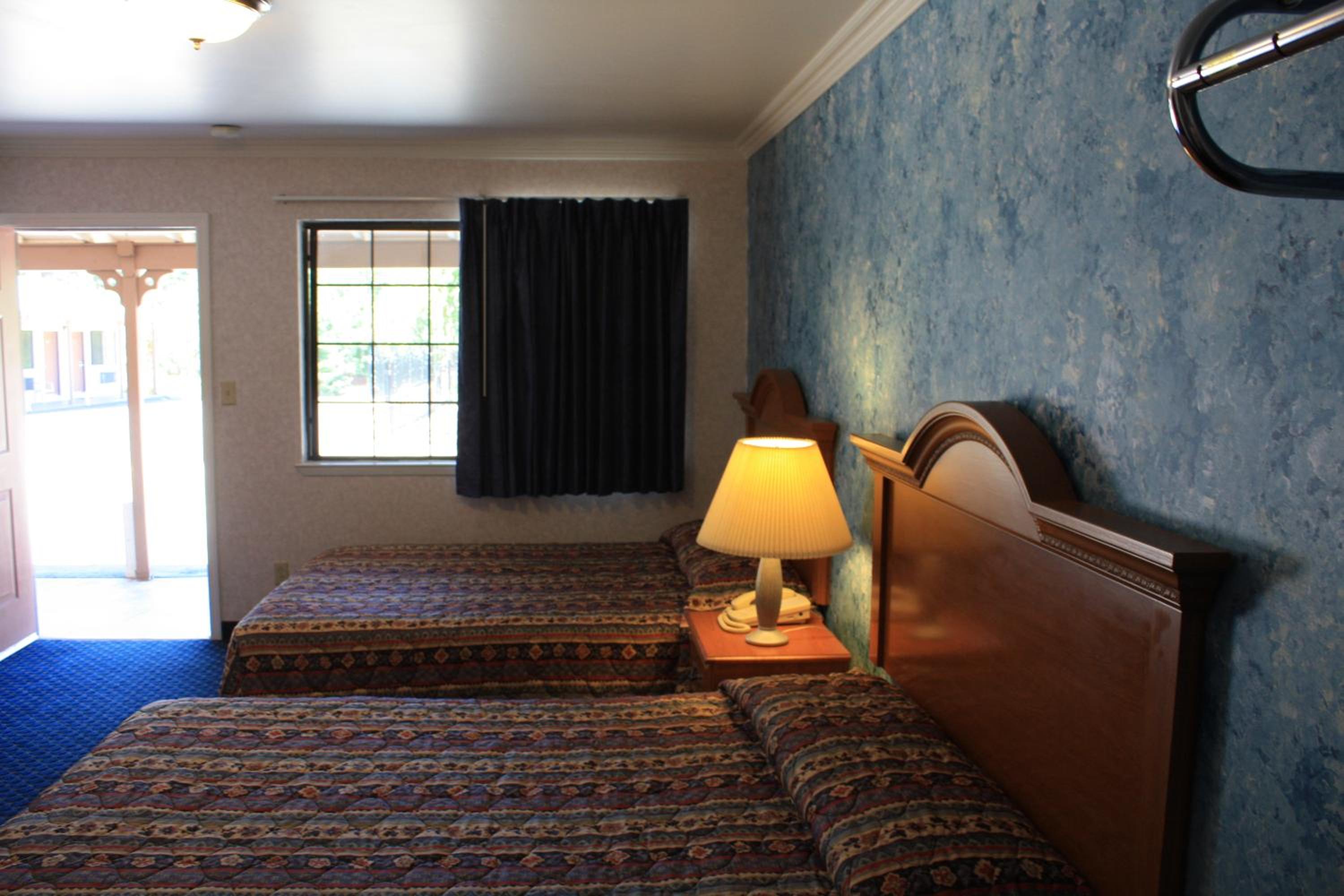 Queen Room with Two Queen Beds photo 3
