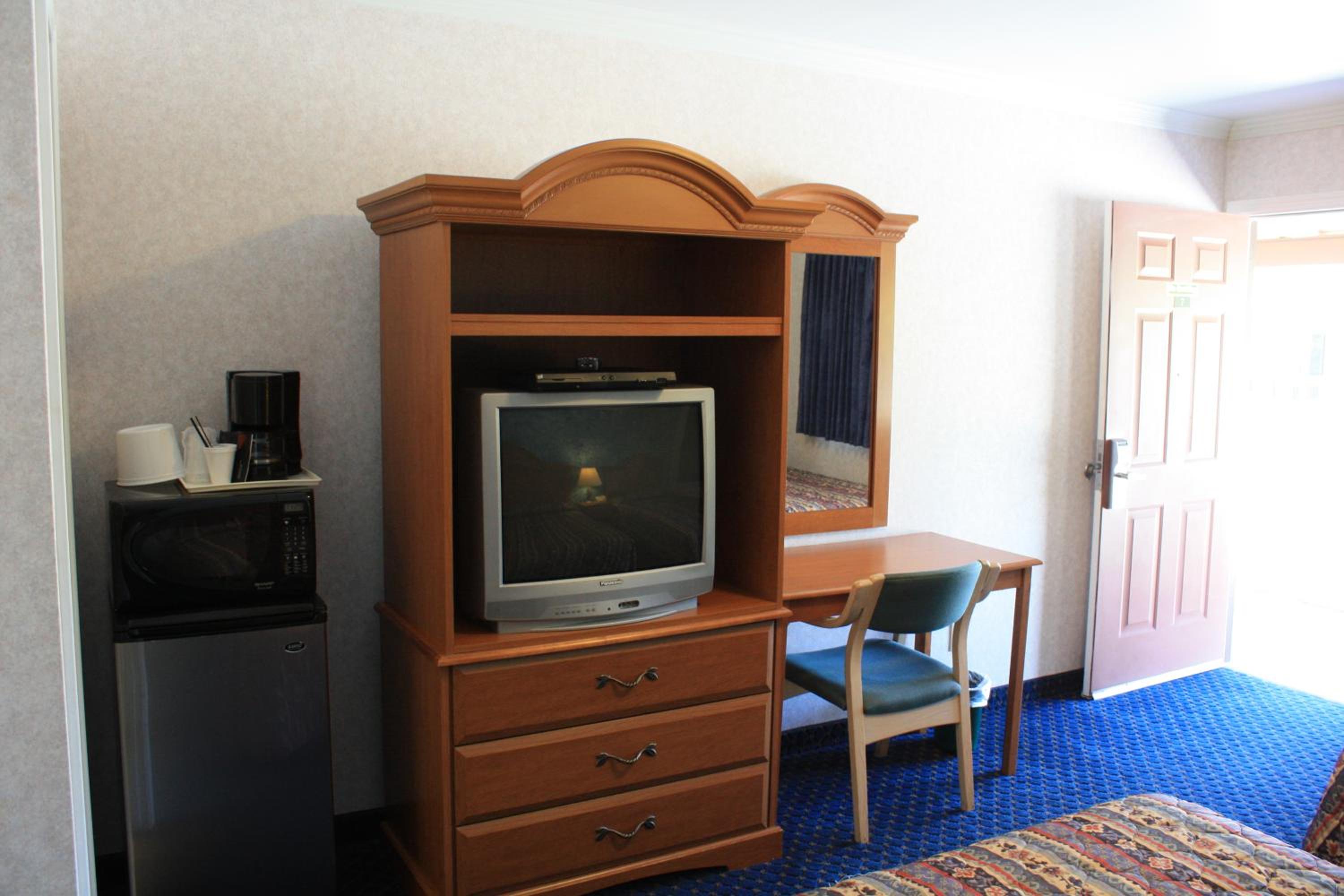 Queen Room with Two Queen Beds photo 1