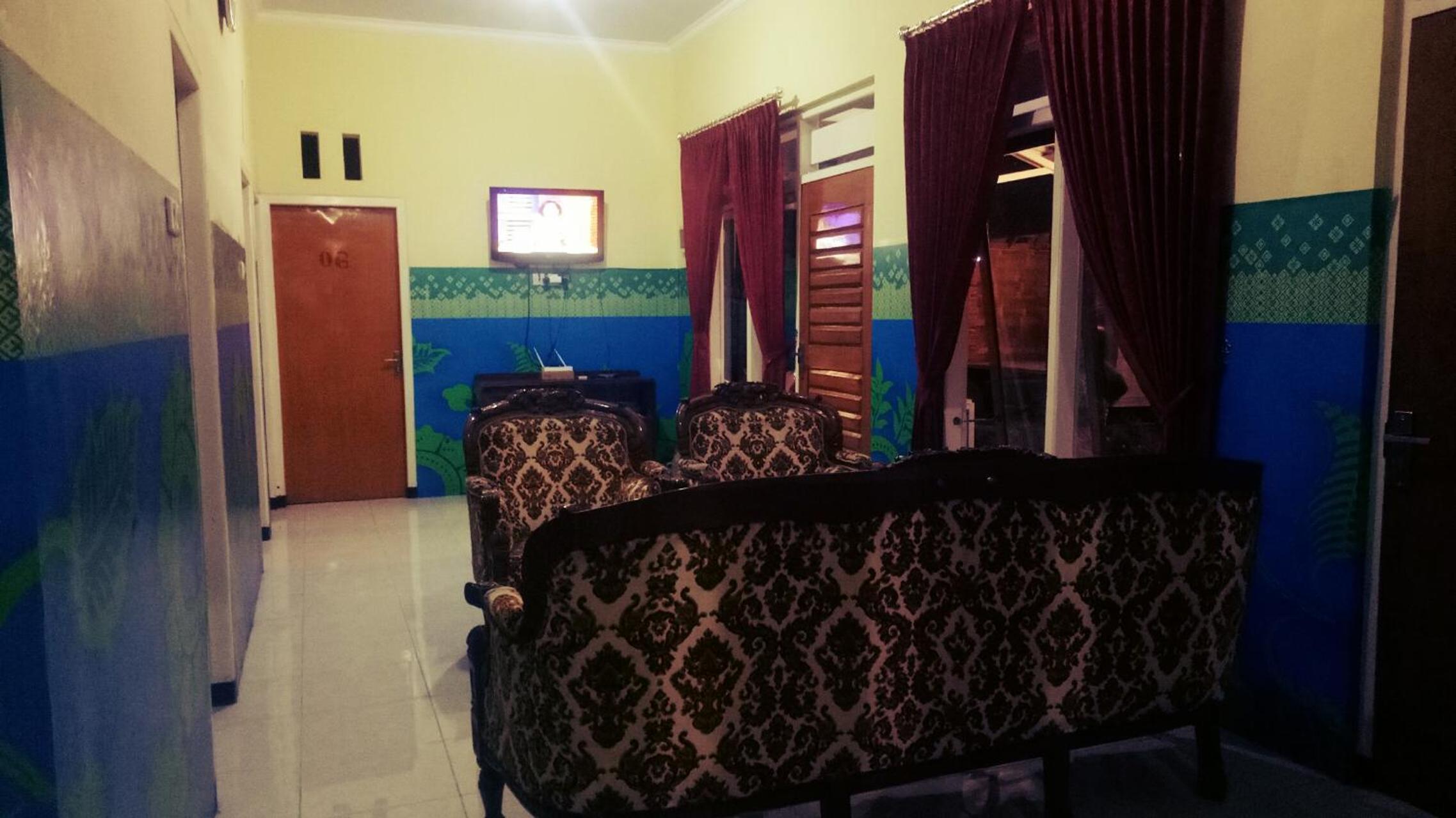 Double Room with Private Bathroom - Photo 10